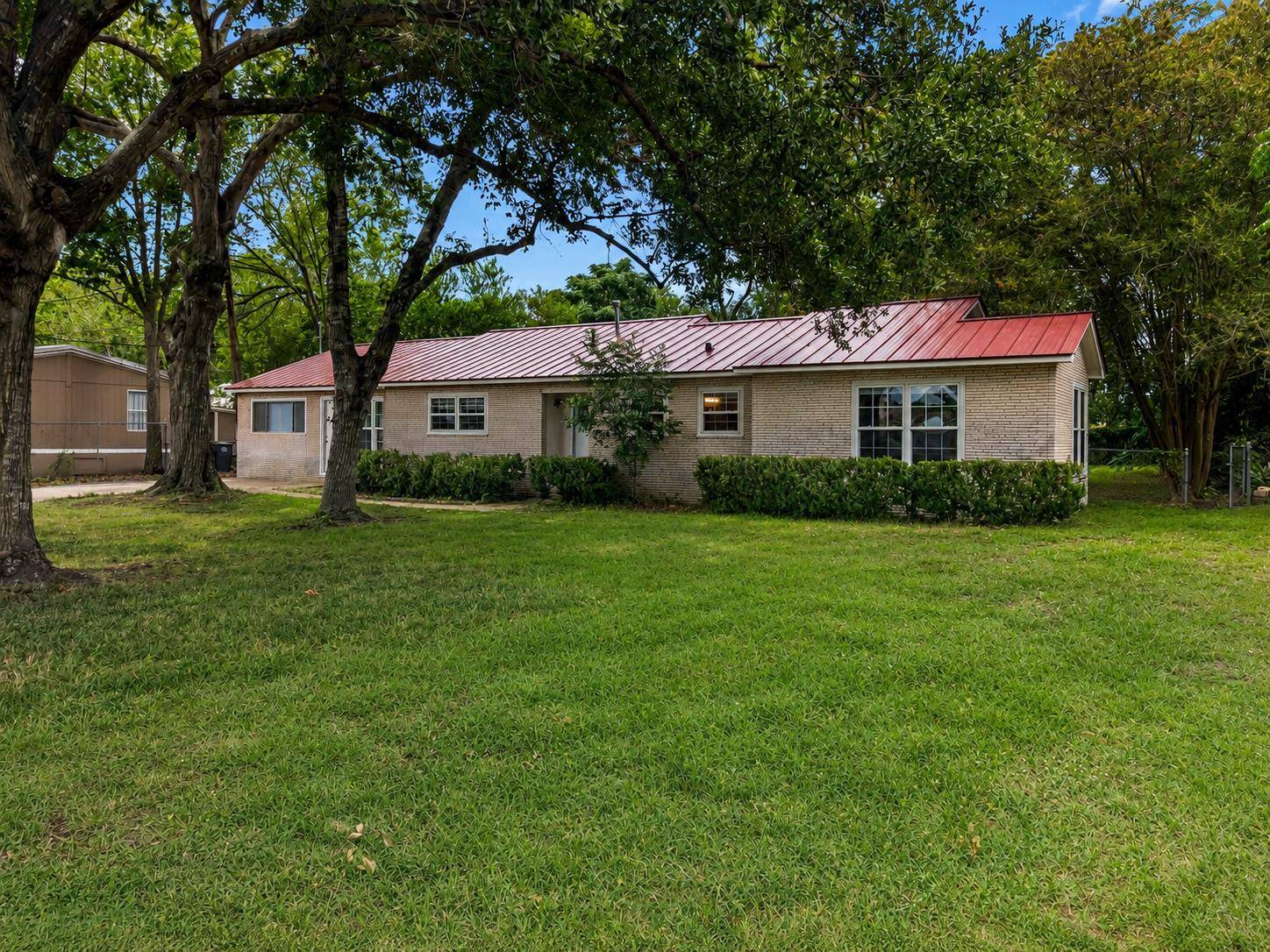 709 NE Tiger LN, Smithville, TX 78957