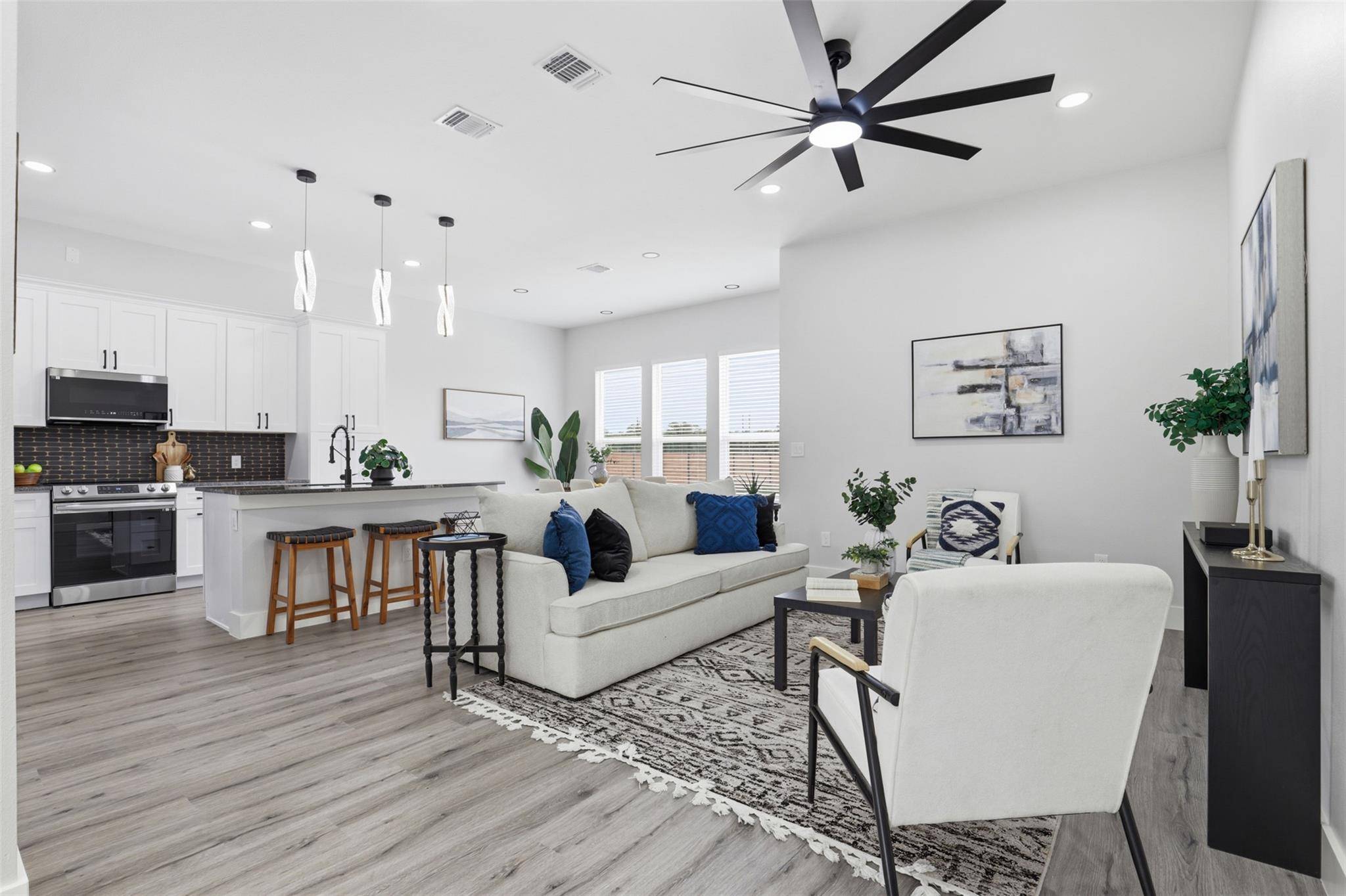 123 Los Robles RD, Elgin, TX 78621