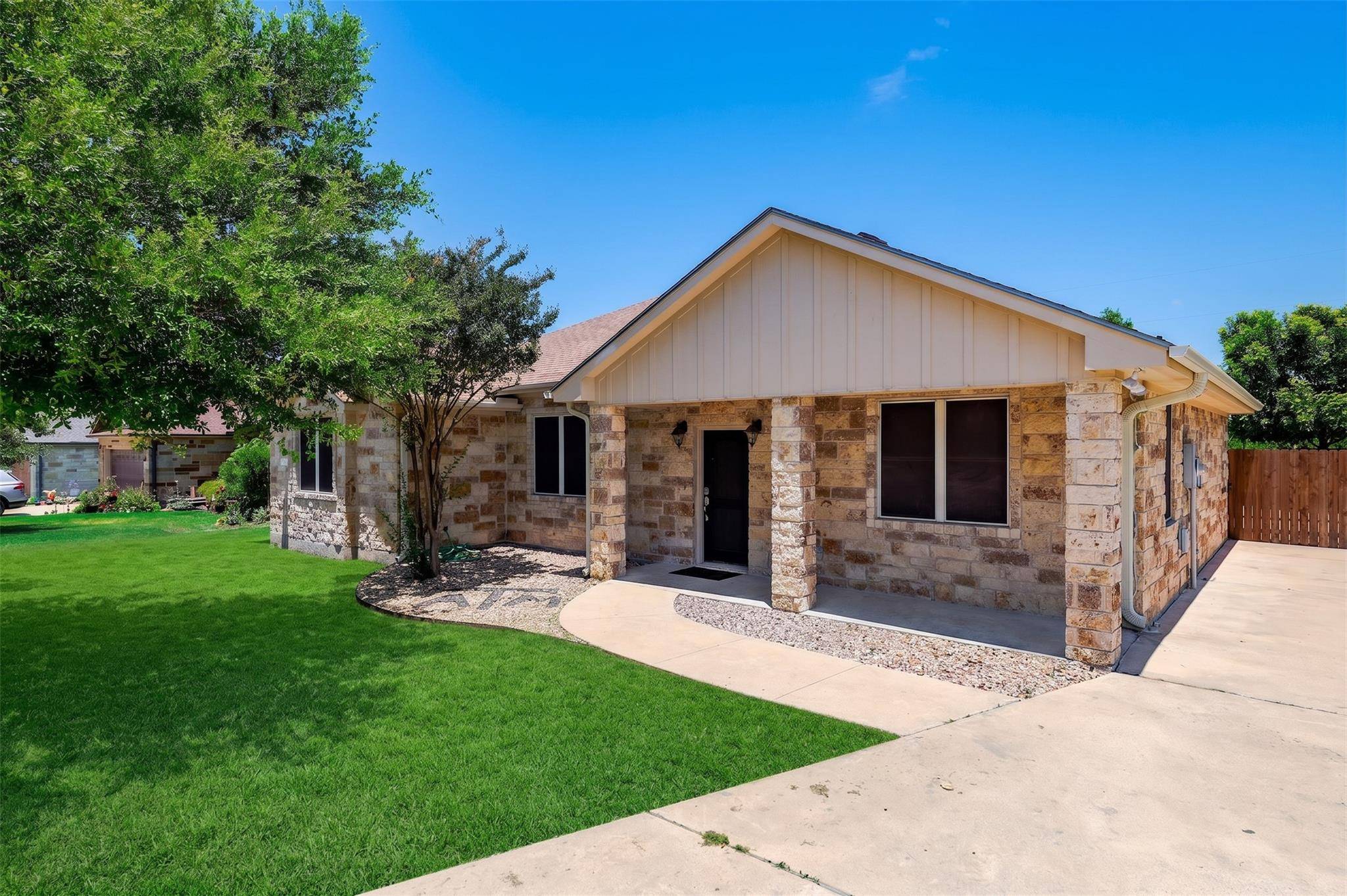 100 Magan LN, Jarrell, TX 76537