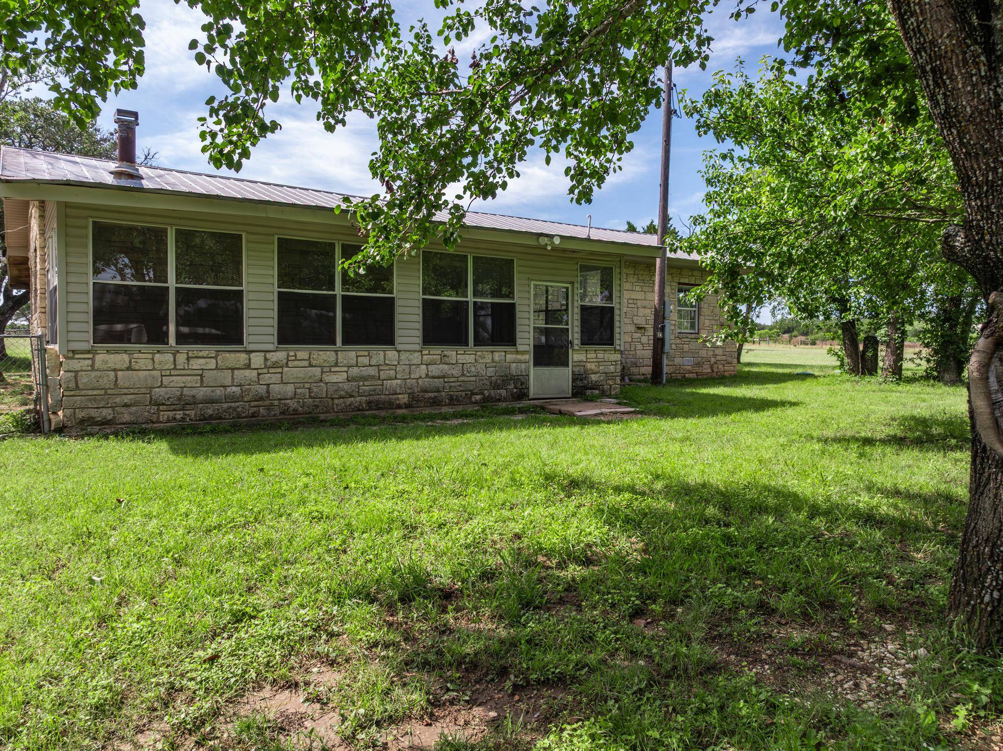 199 Apache Springs RD, Briggs, TX 78608