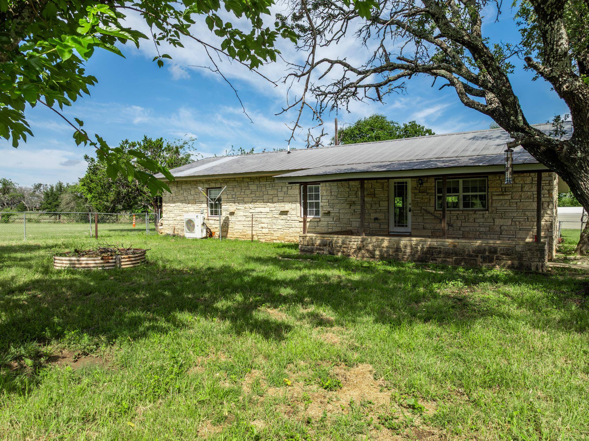 199 Apache Springs RD, Briggs, TX 78608