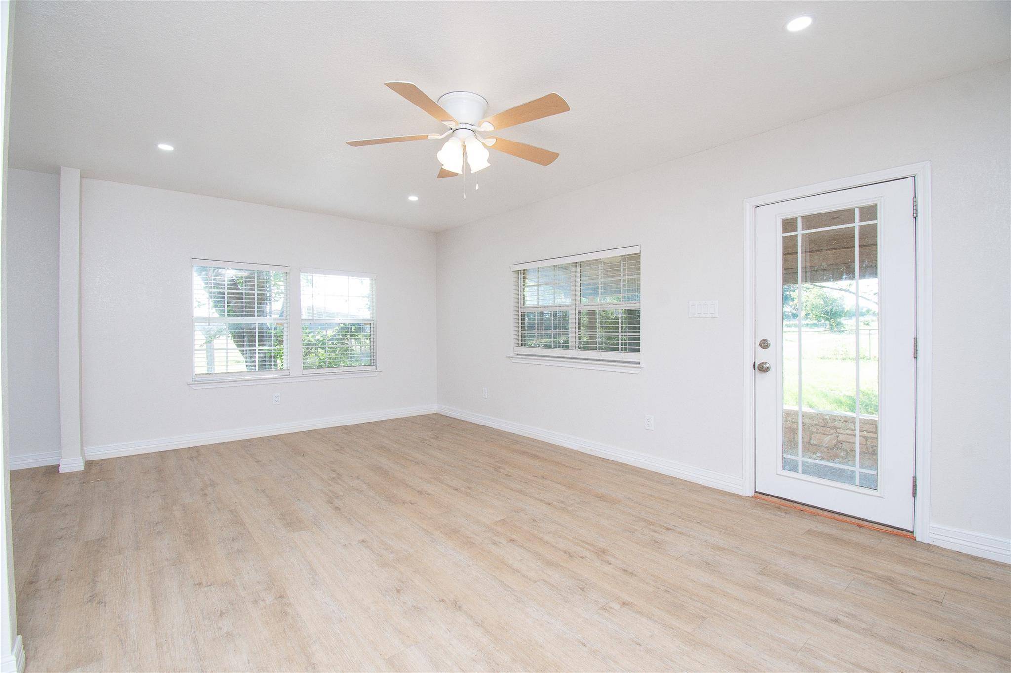 199 Apache Springs RD, Briggs, TX 78608