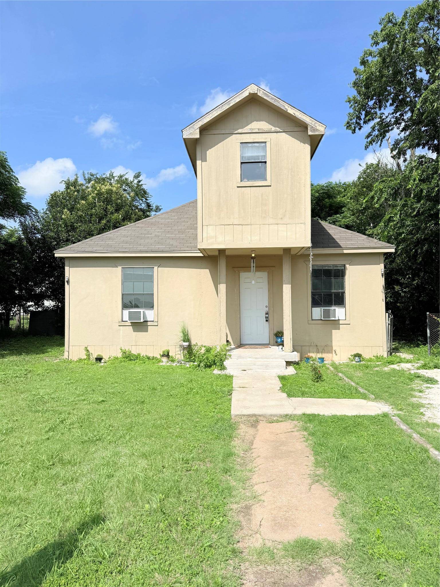 404 S Love Ave, Florence, TX 76527
