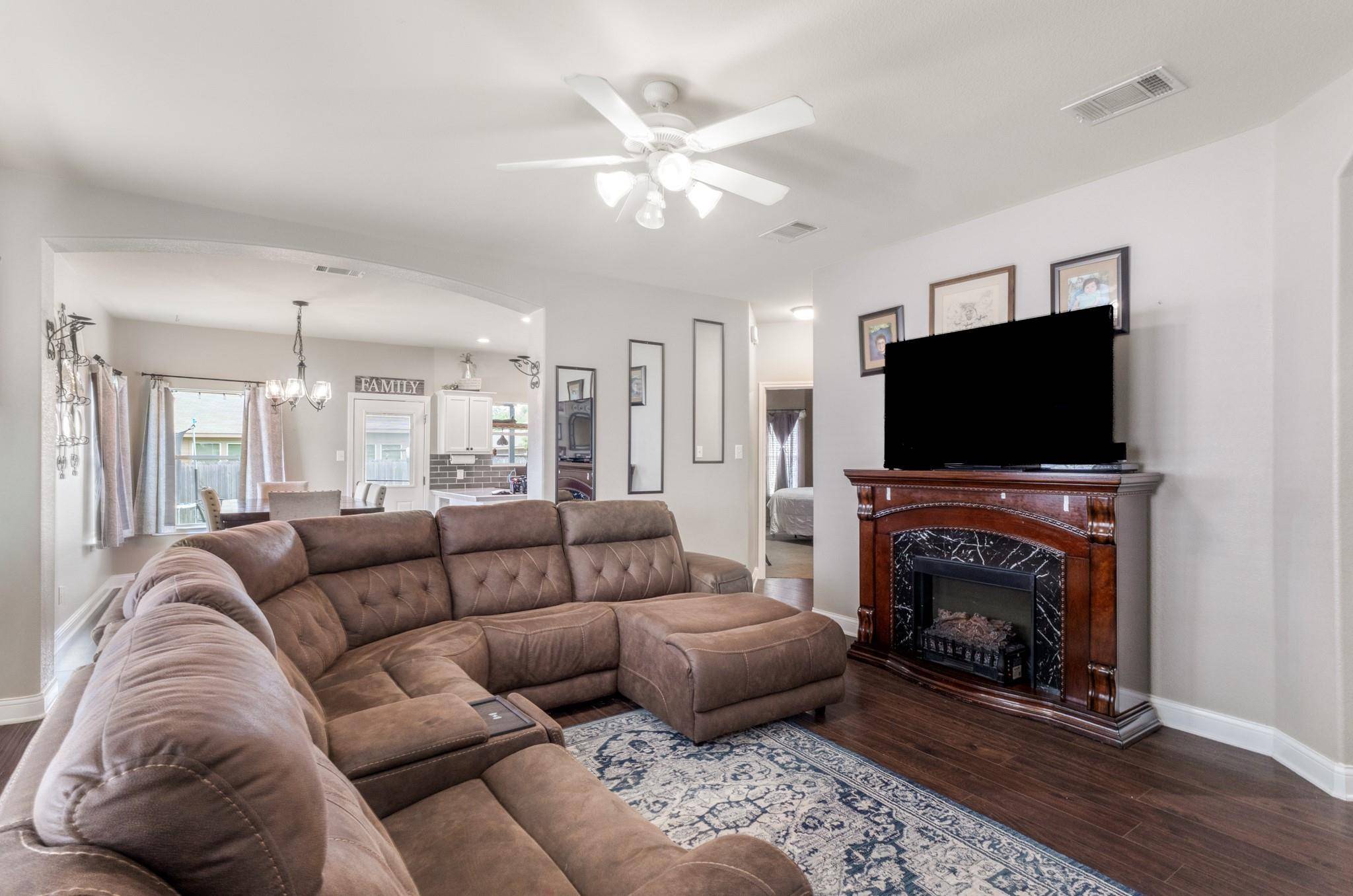 1015 Hondo LN, Hutto, TX 78634