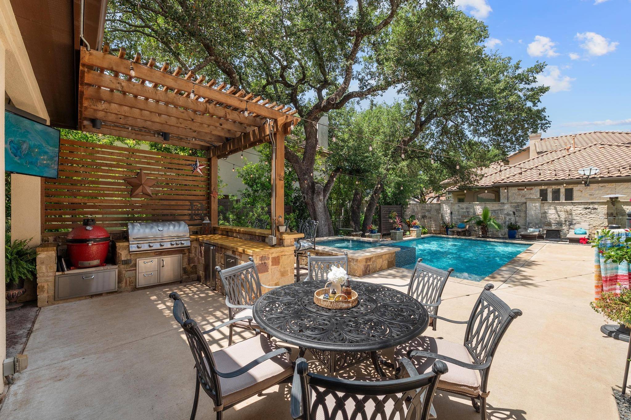 7 Sunview RD, The Hills, TX 78738