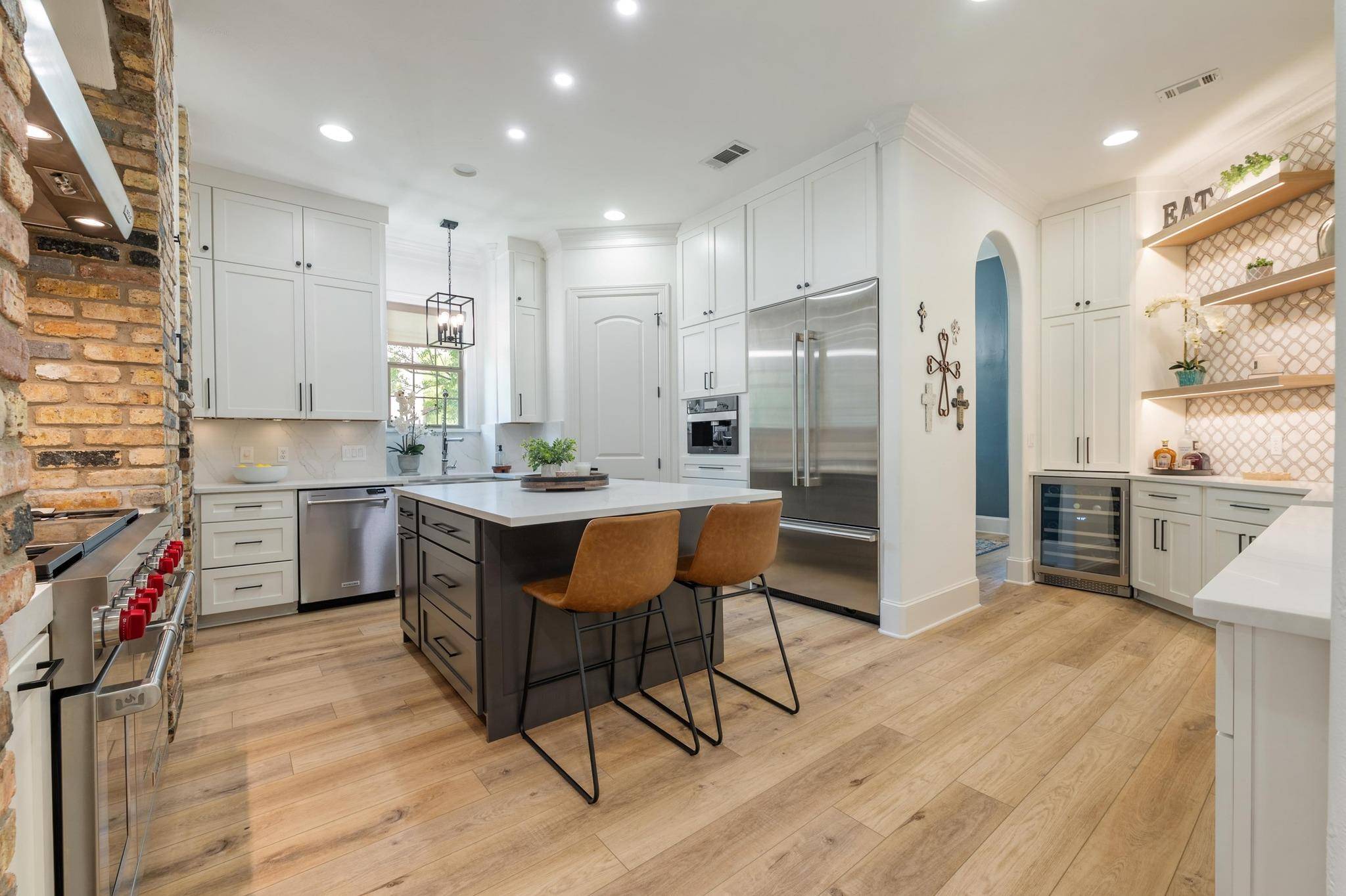 7 Sunview RD, The Hills, TX 78738