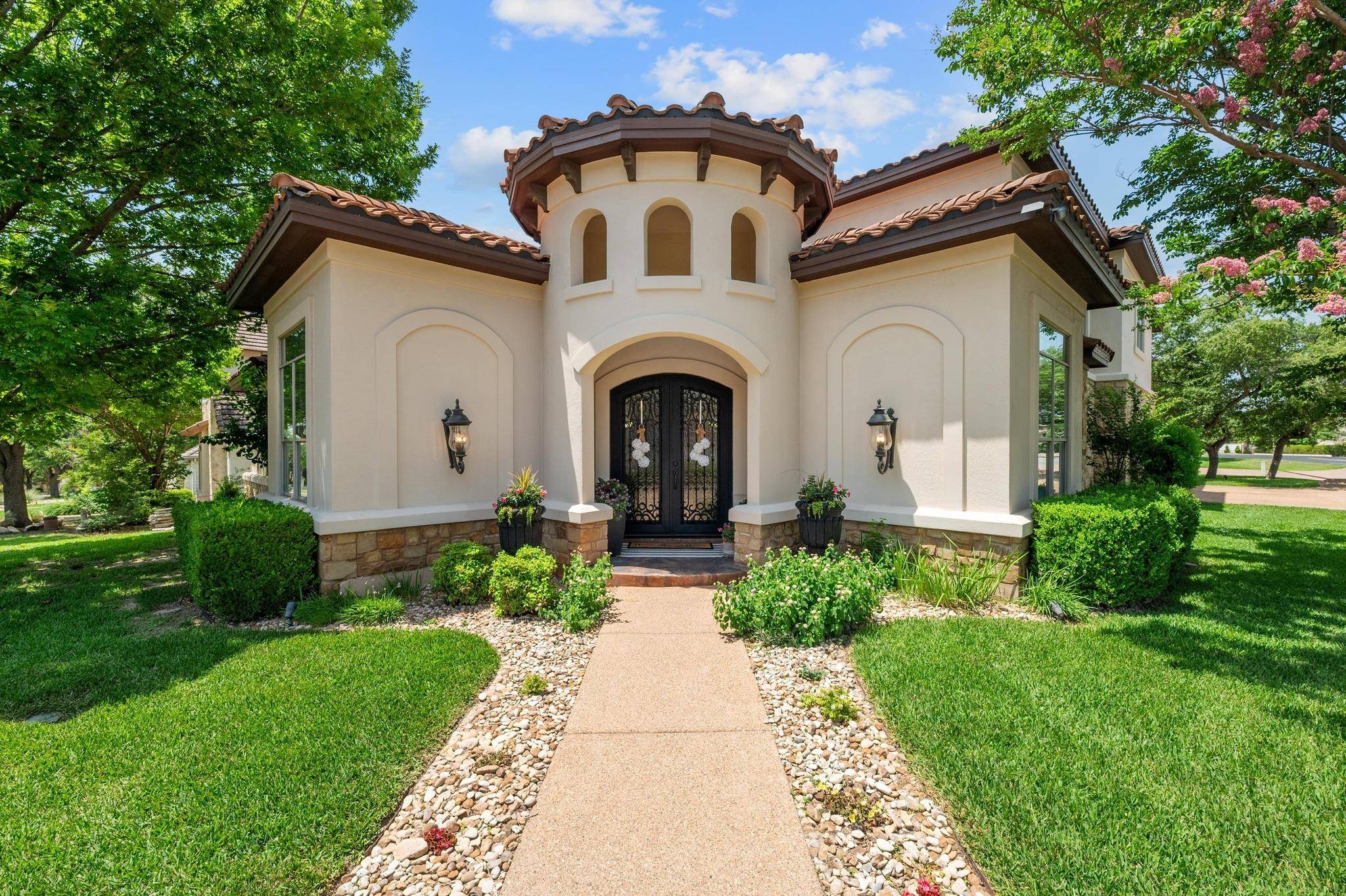 7 Sunview RD, The Hills, TX 78738