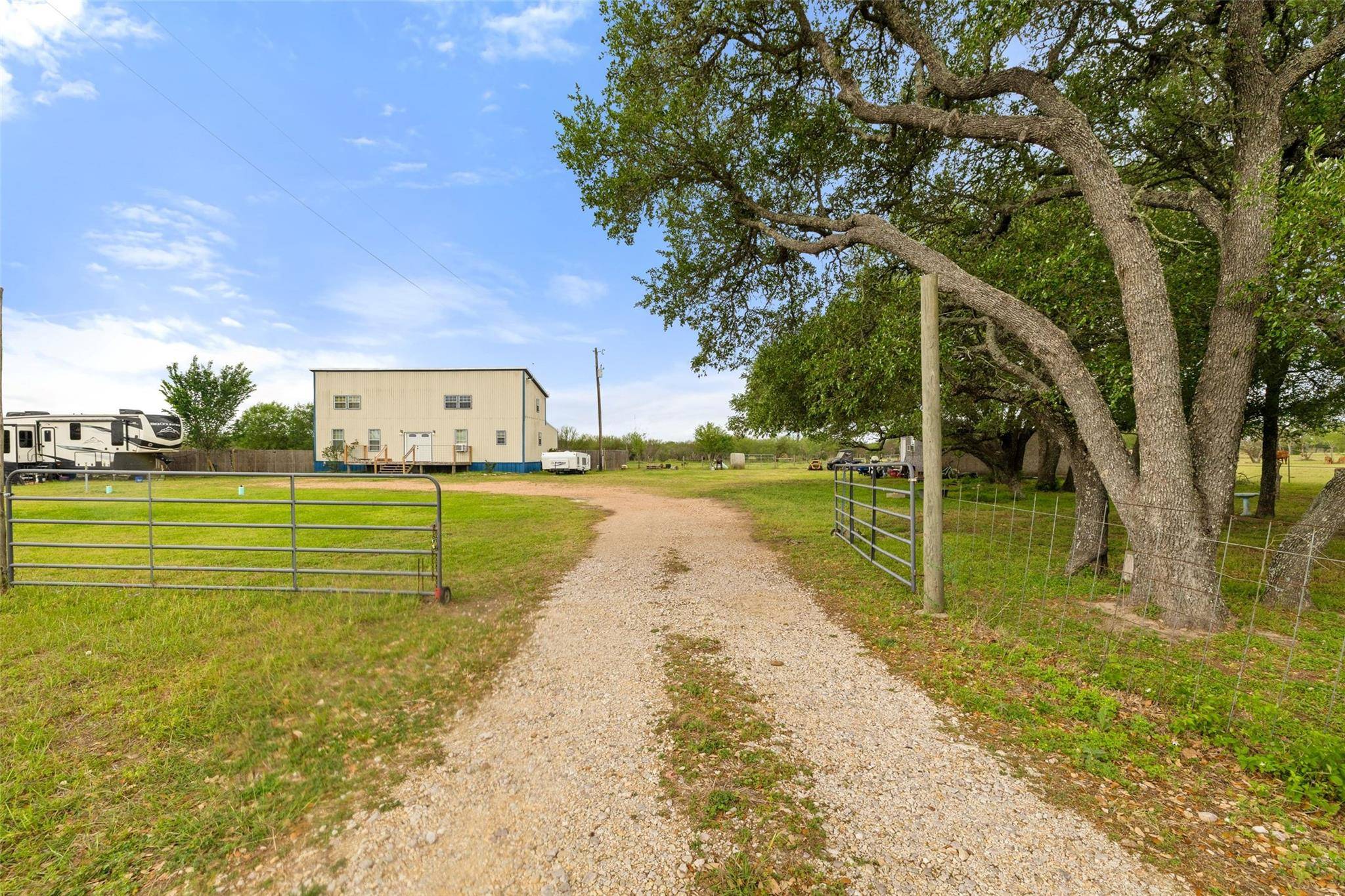 3210 County Rd 226, Giddings, TX 78942