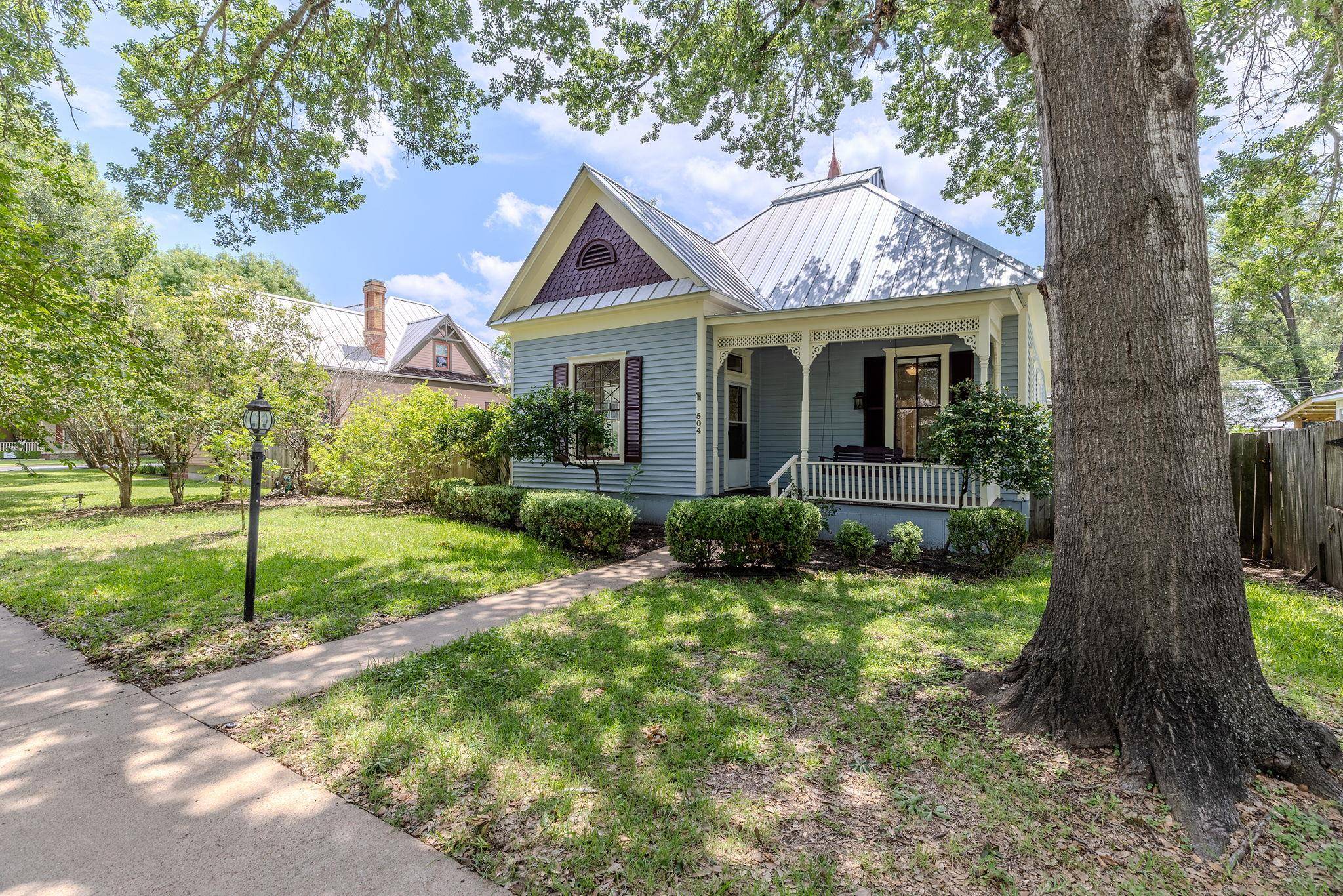504 Gresham ST, Smithville, TX 78957