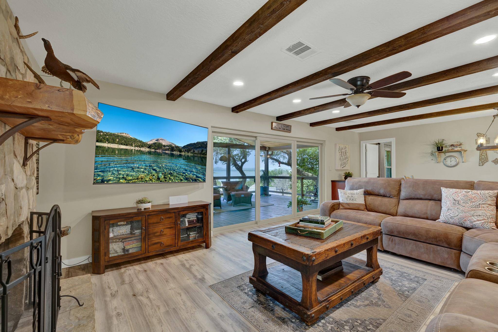 1422 Oakridge LN, Canyon Lake, TX 78133