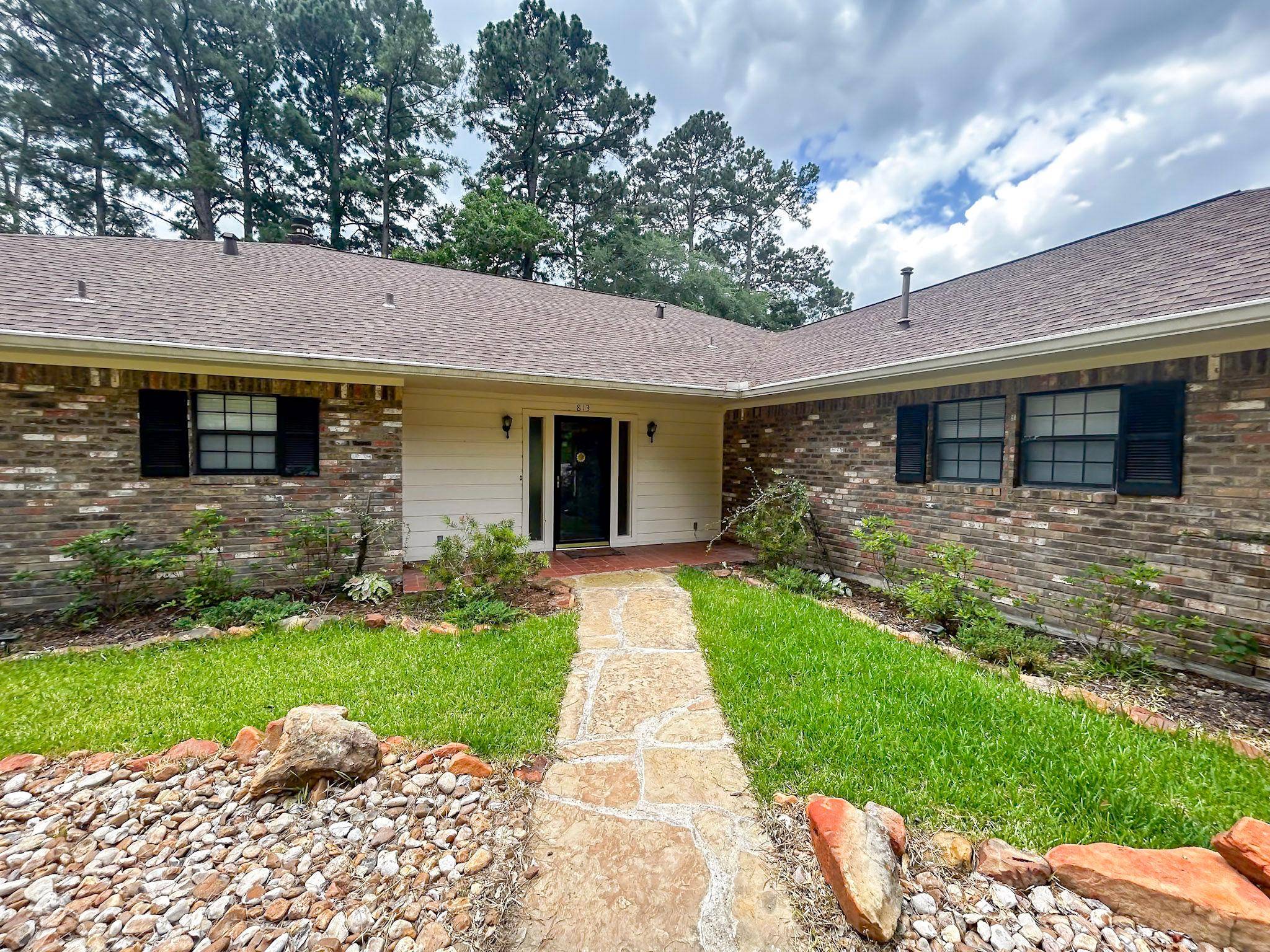 813 River Oaks DR, Huntsville, TX 77340