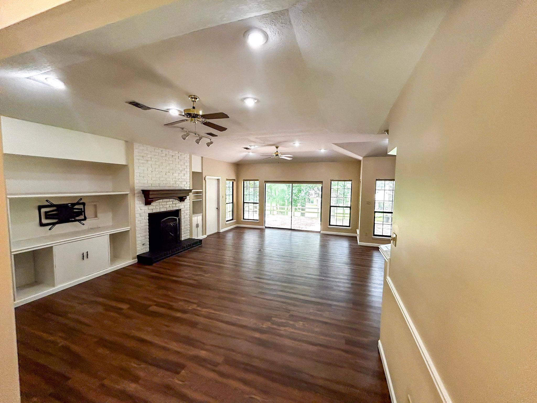 813 River Oaks DR, Huntsville, TX 77340