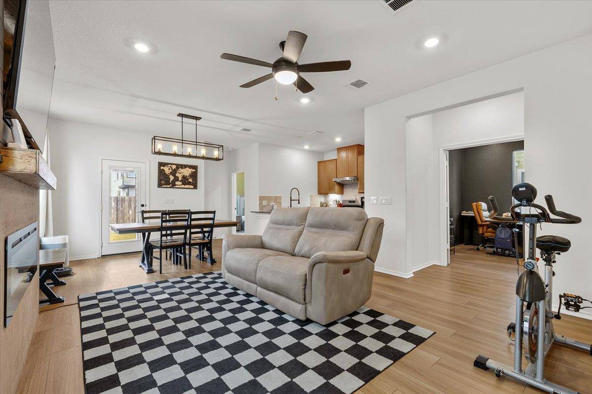 223 Pitkin DR, Lockhart, TX 78644