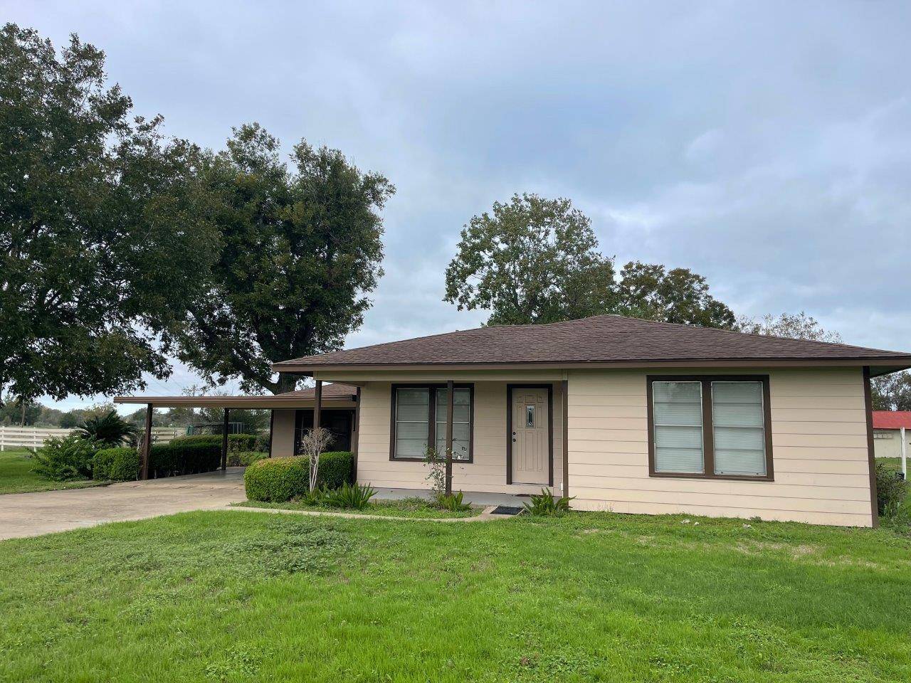 741 Muzny LN, La Grange, TX 78945
