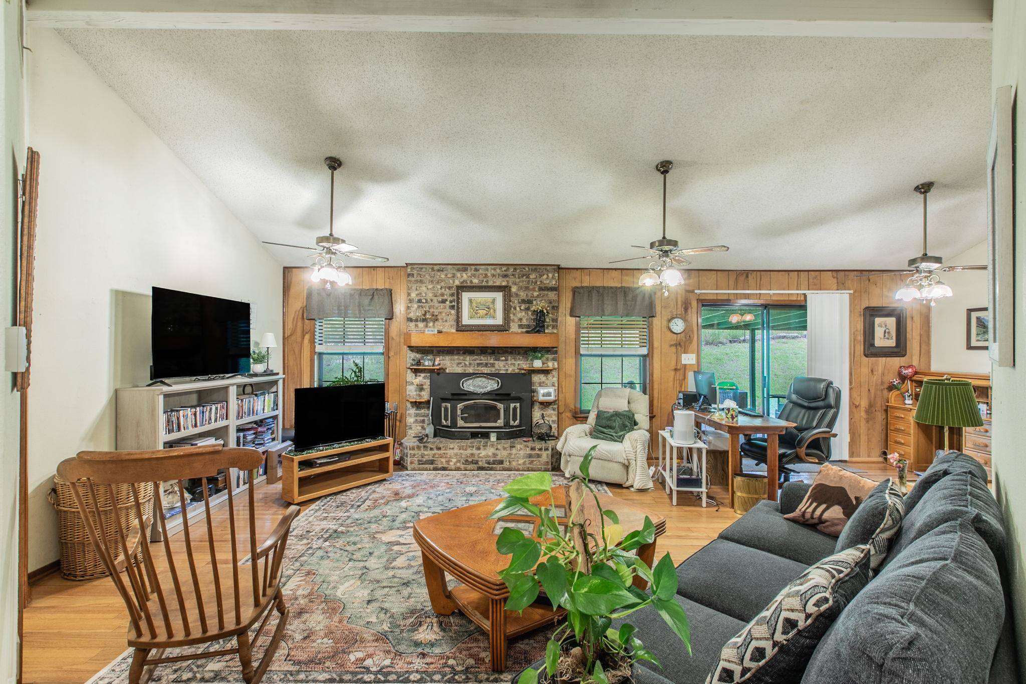 136 Redbird LN, Smithville, TX 78957