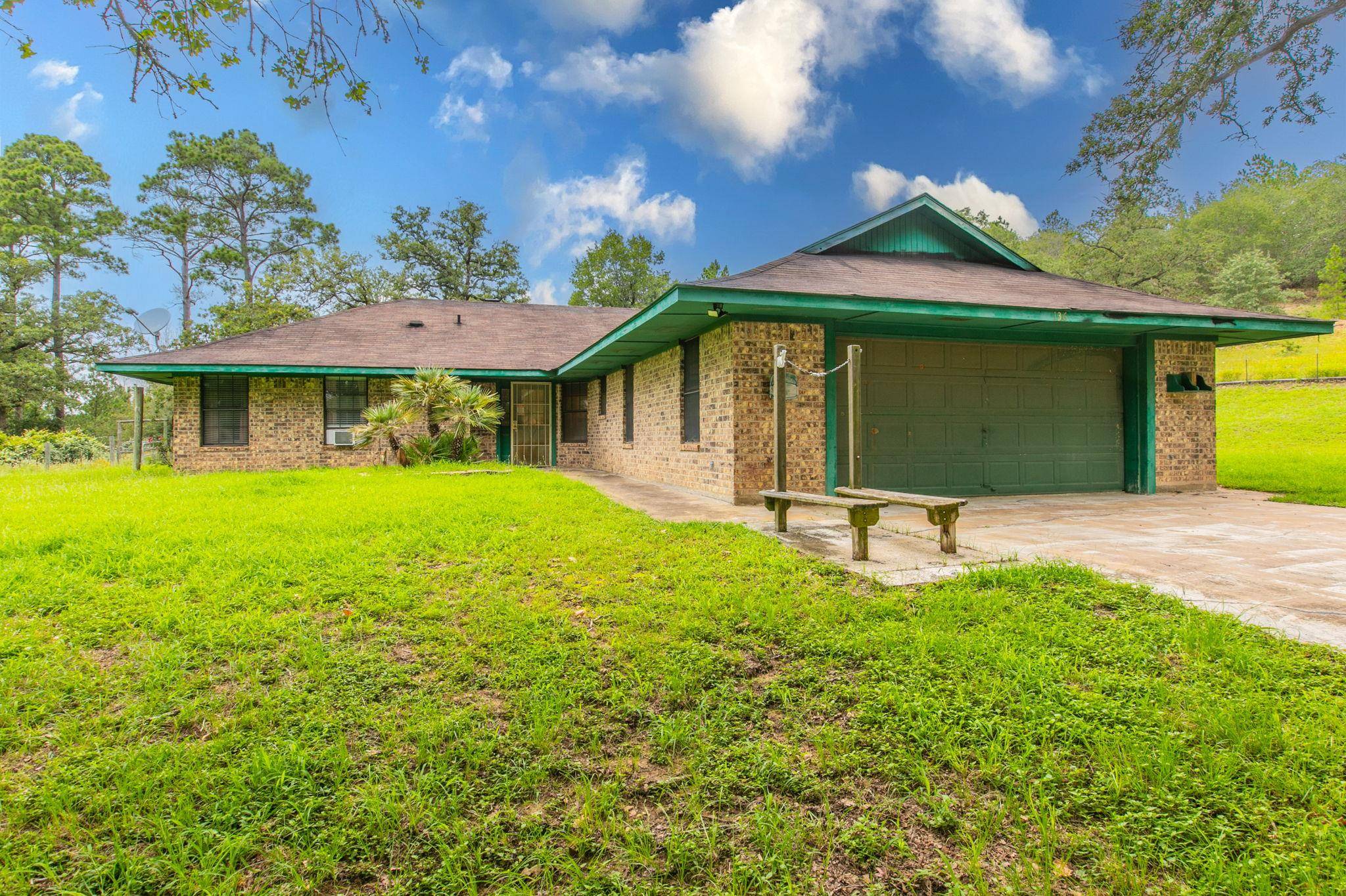 136 Redbird LN, Smithville, TX 78957
