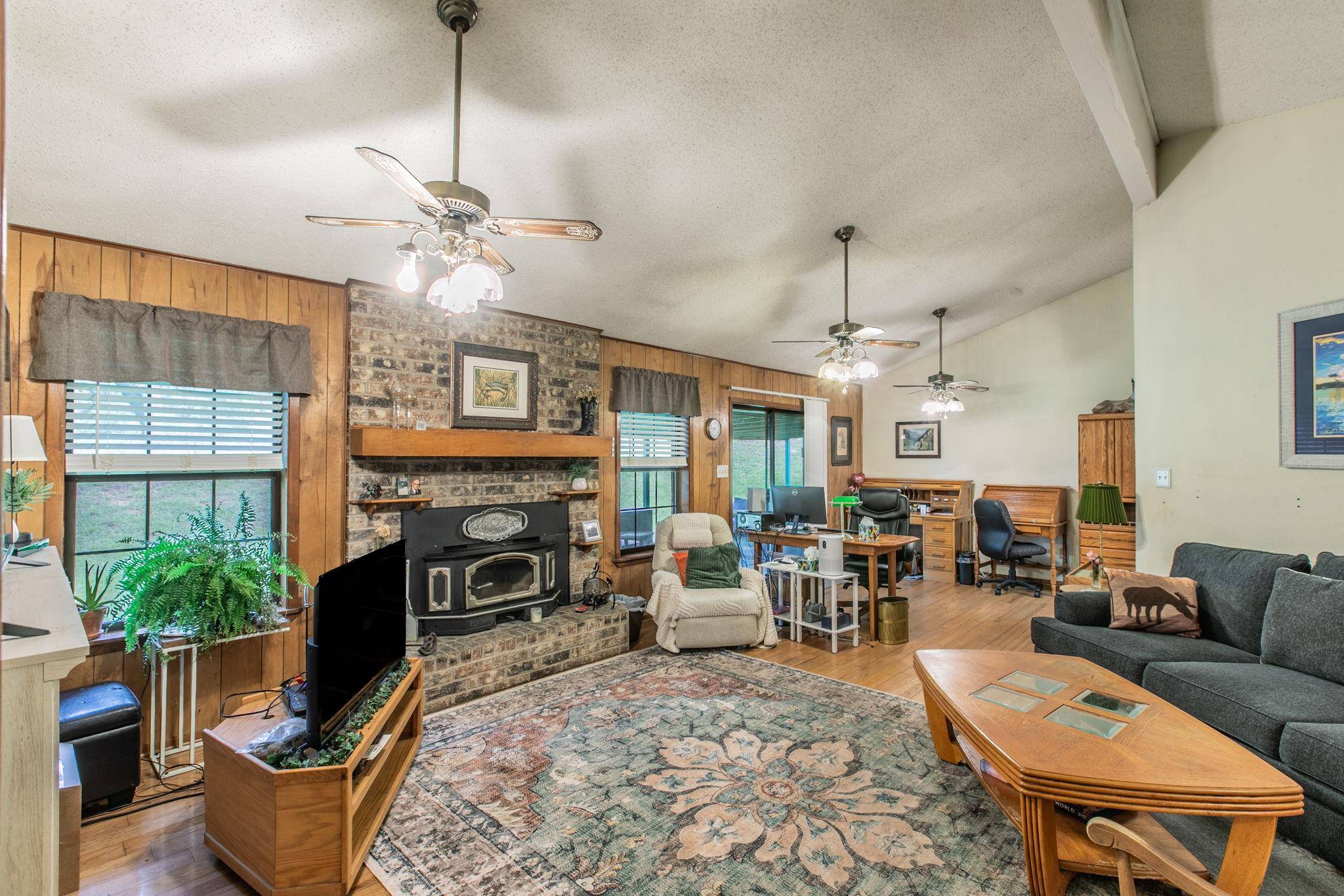 136 Redbird LN, Smithville, TX 78957