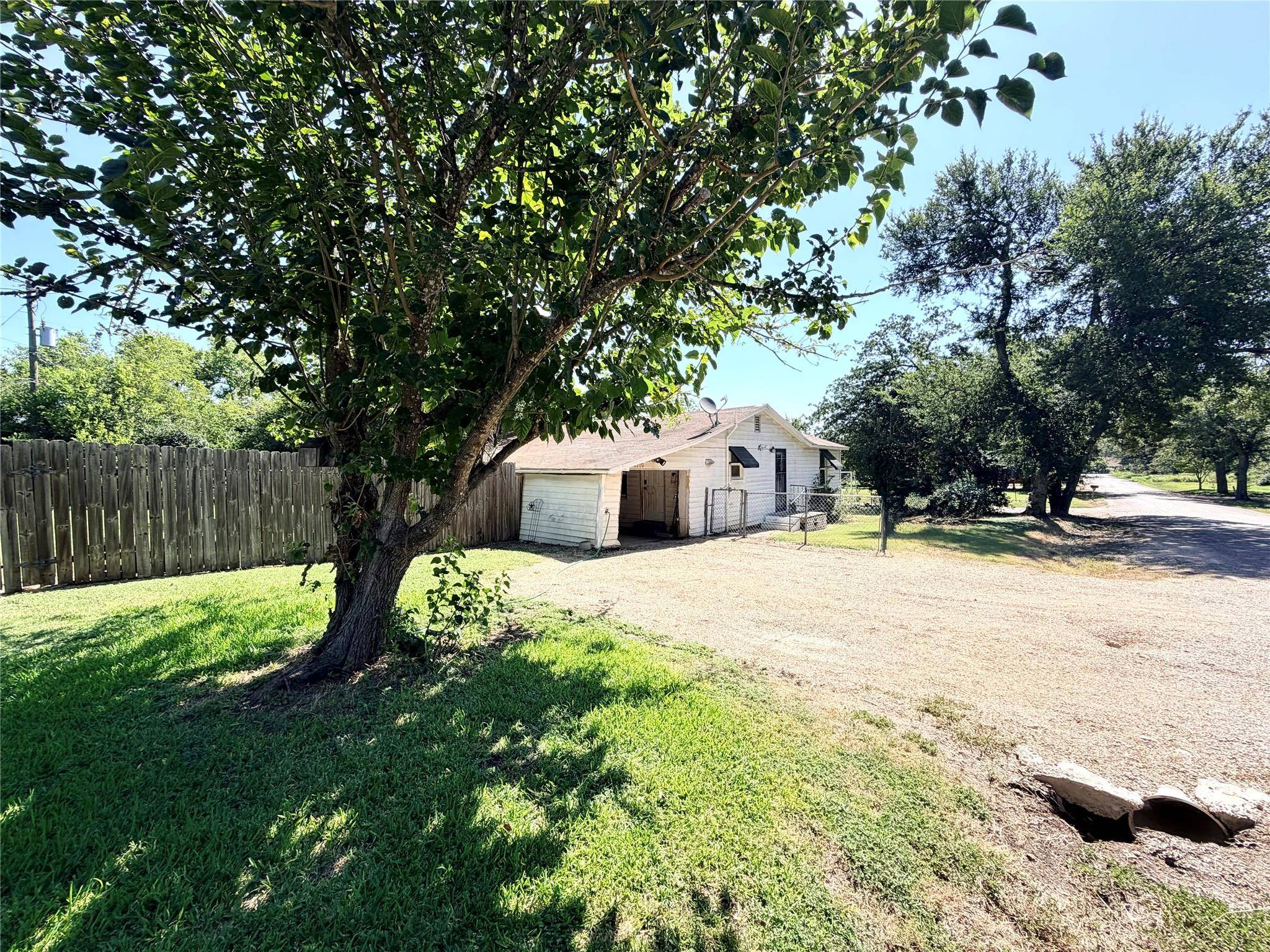 2200 W Gillis Ave, Cameron, TX 76520