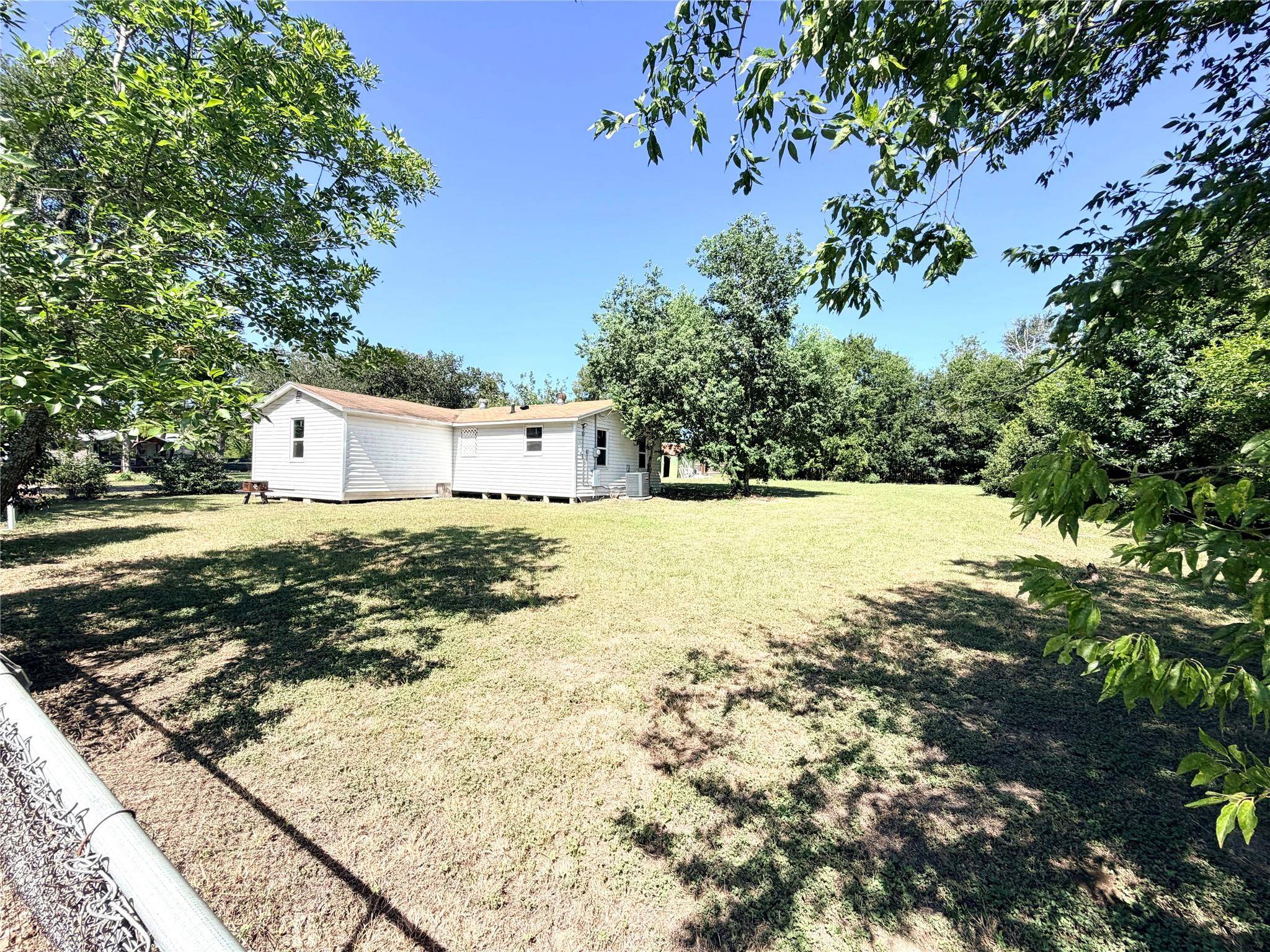 2200 W Gillis Ave, Cameron, TX 76520