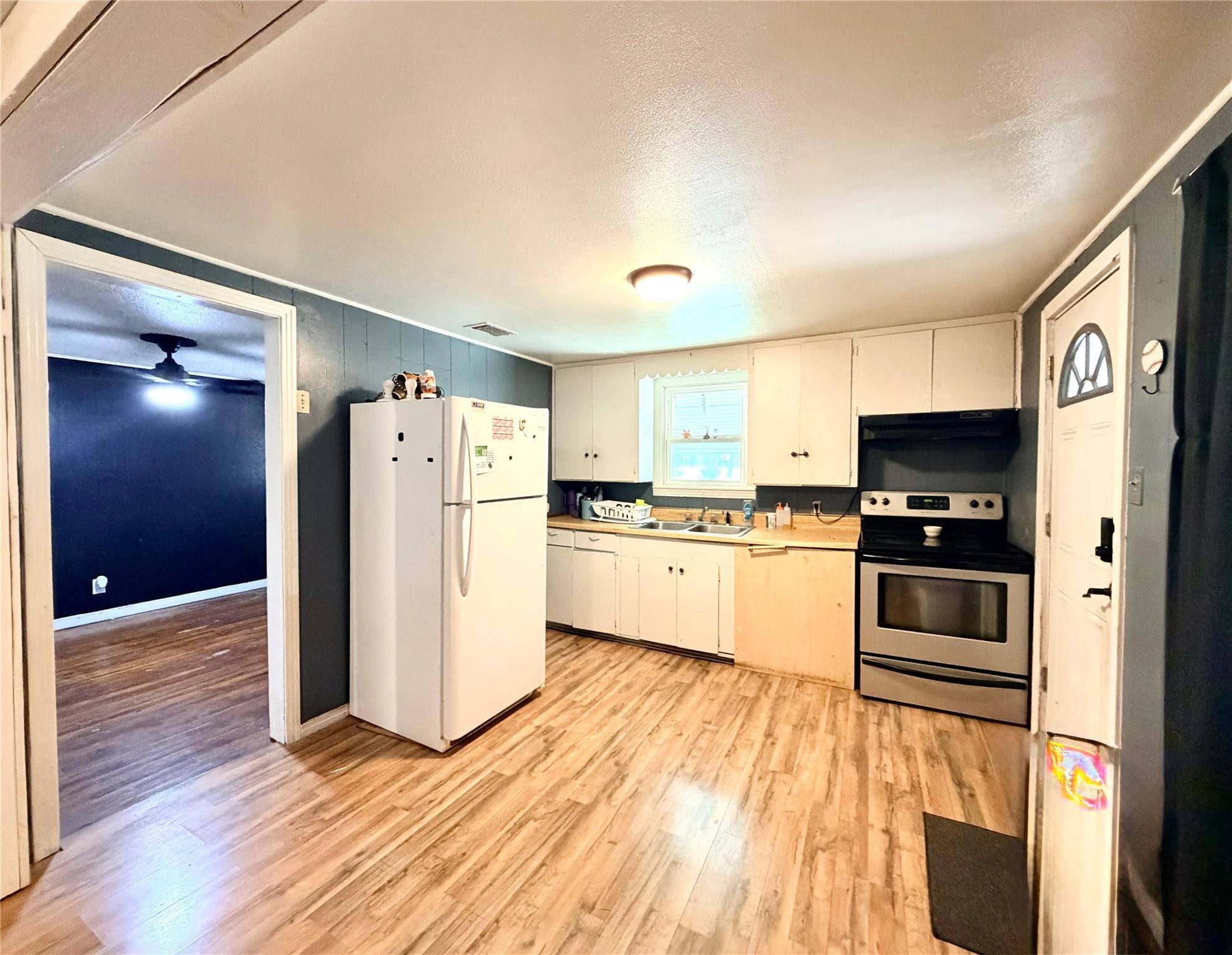 2200 W Gillis Ave, Cameron, TX 76520