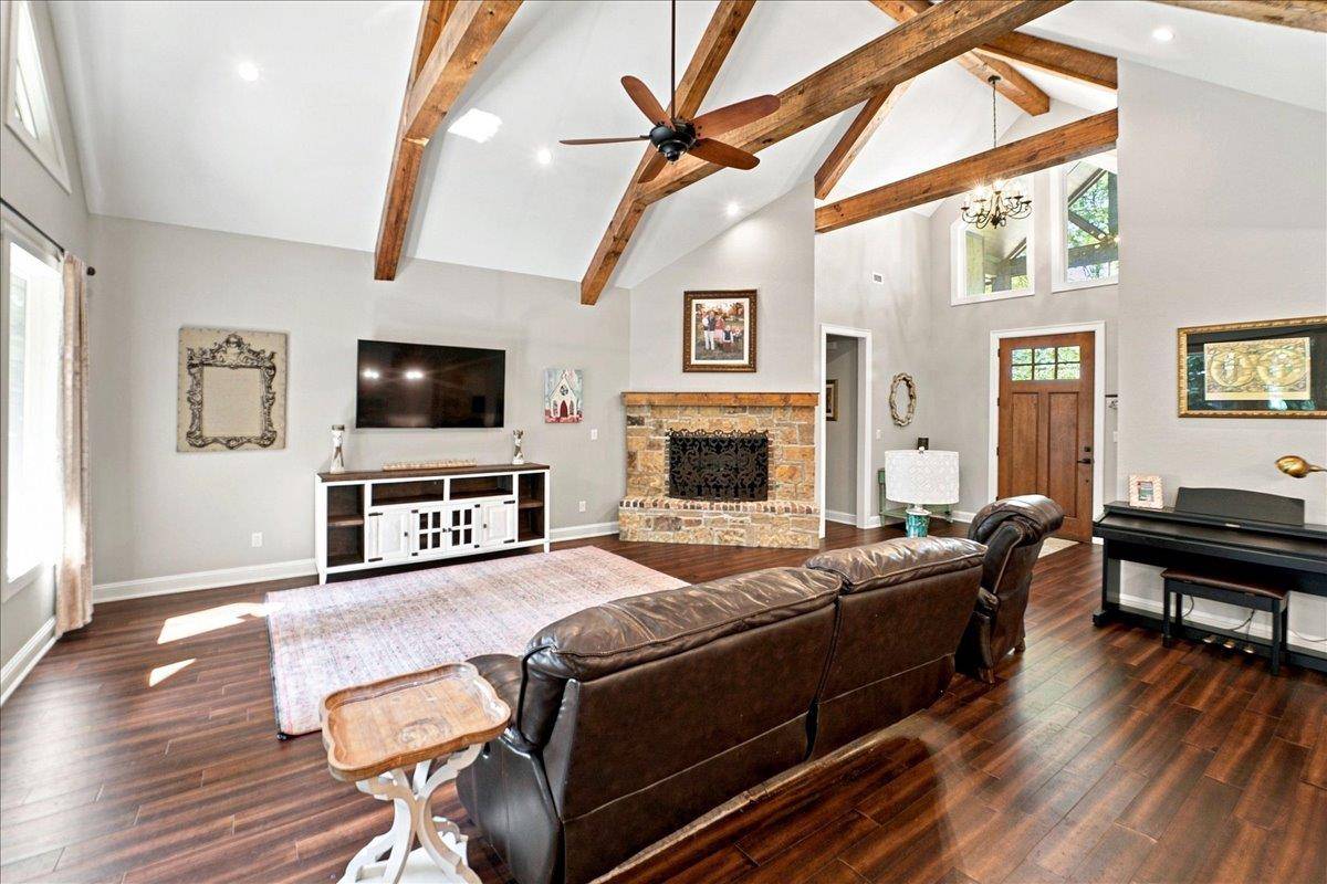 14448 Meadow Glen RD, Lindale, TX 75771