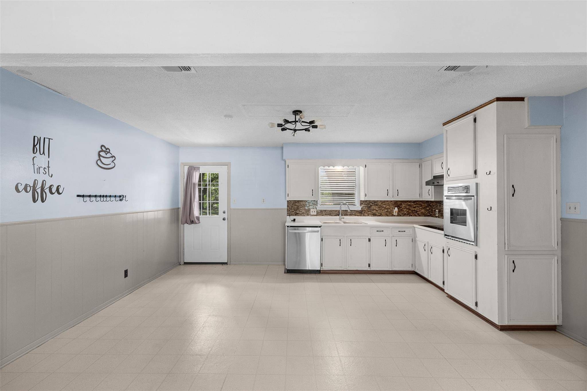 740 E Roitsch LN, La Grange, TX 78945