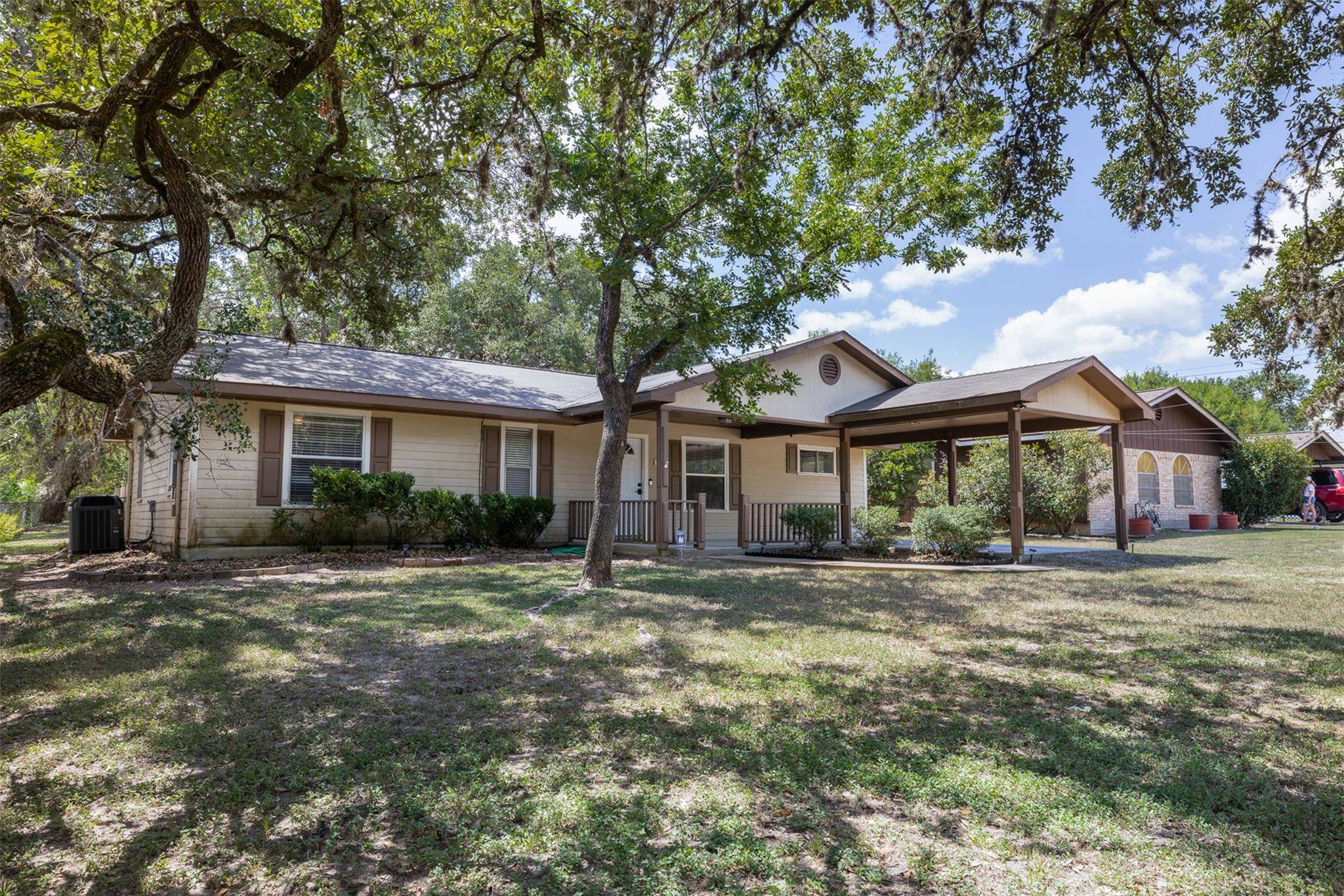 740 E Roitsch LN, La Grange, TX 78945