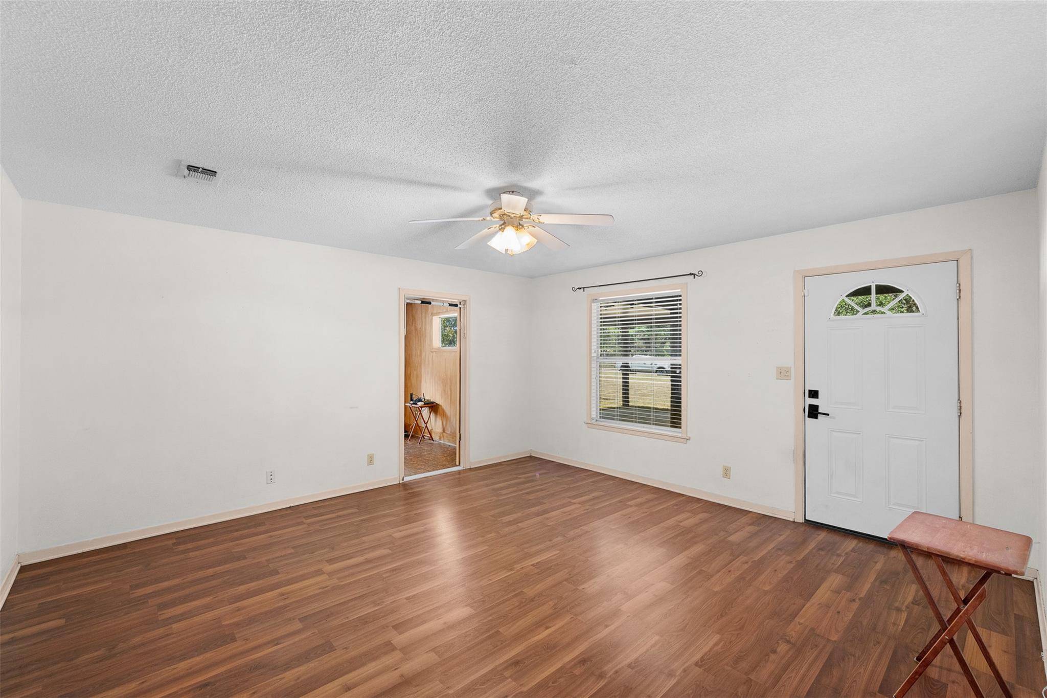 740 E Roitsch LN, La Grange, TX 78945