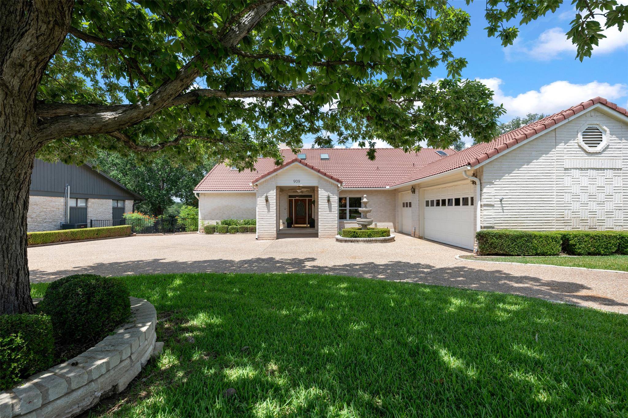 909 Porpoise ST, Austin, TX 78734