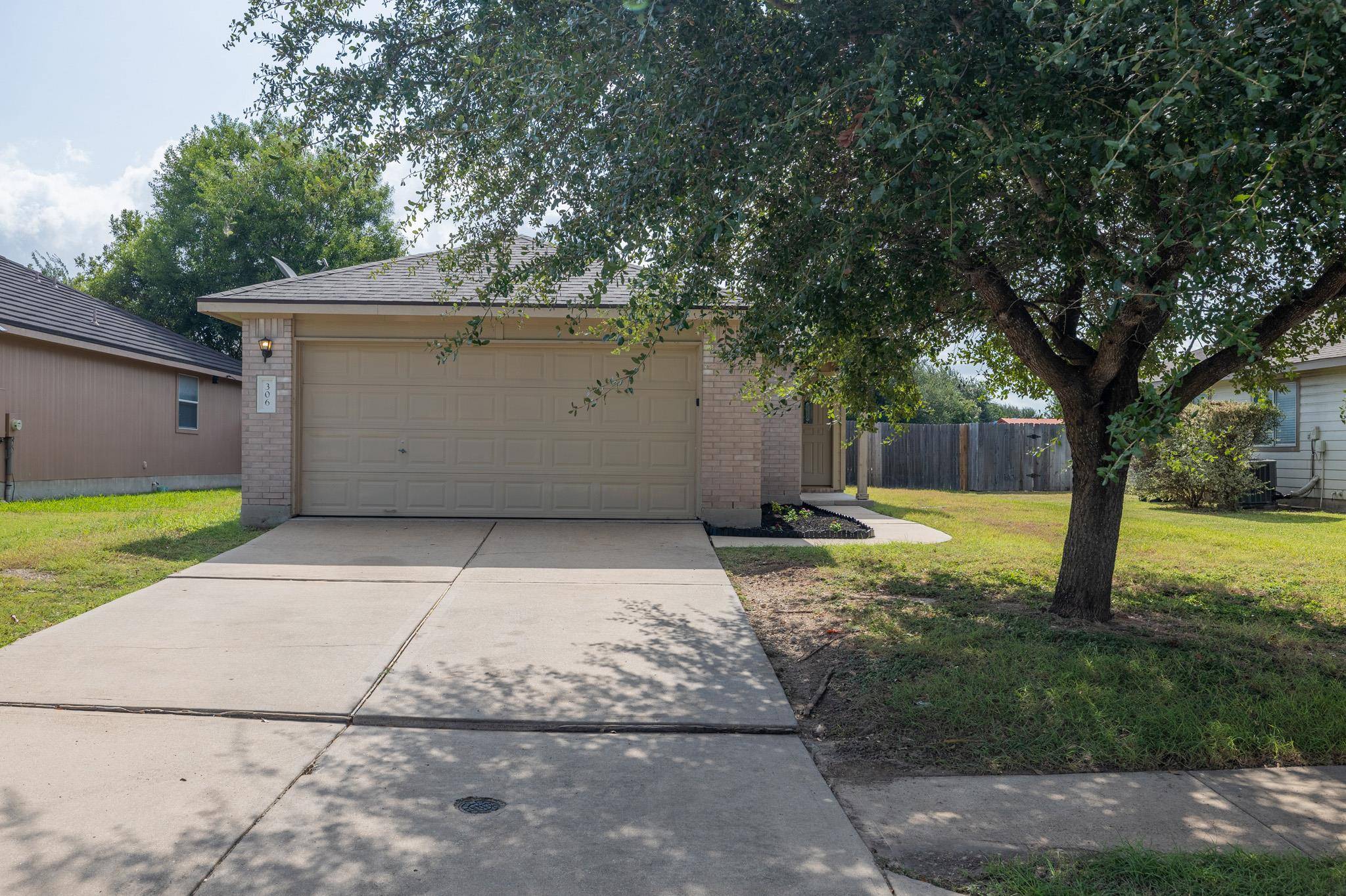306 Quail Hollow DR, Hutto, TX 78634