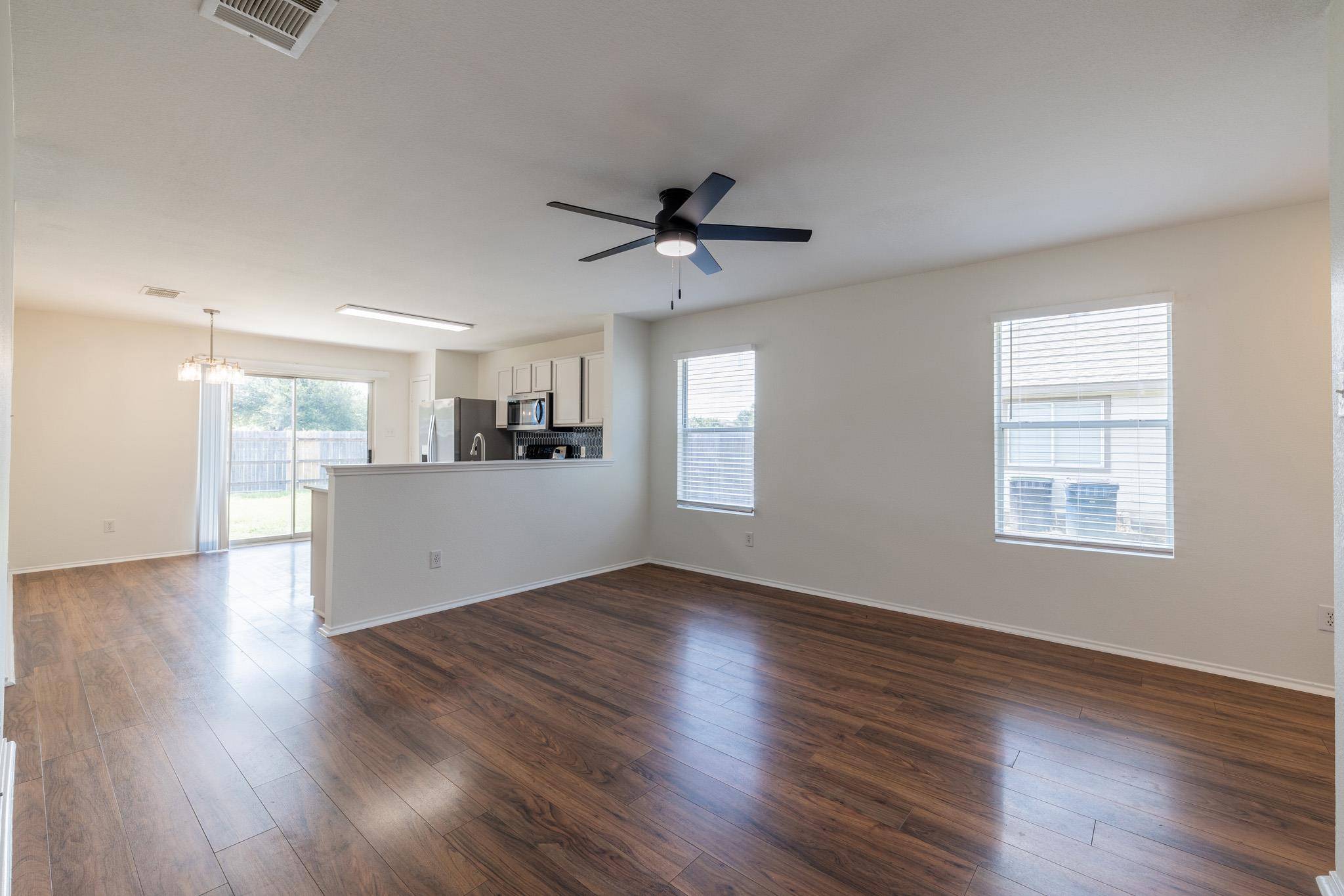 306 Quail Hollow DR, Hutto, TX 78634