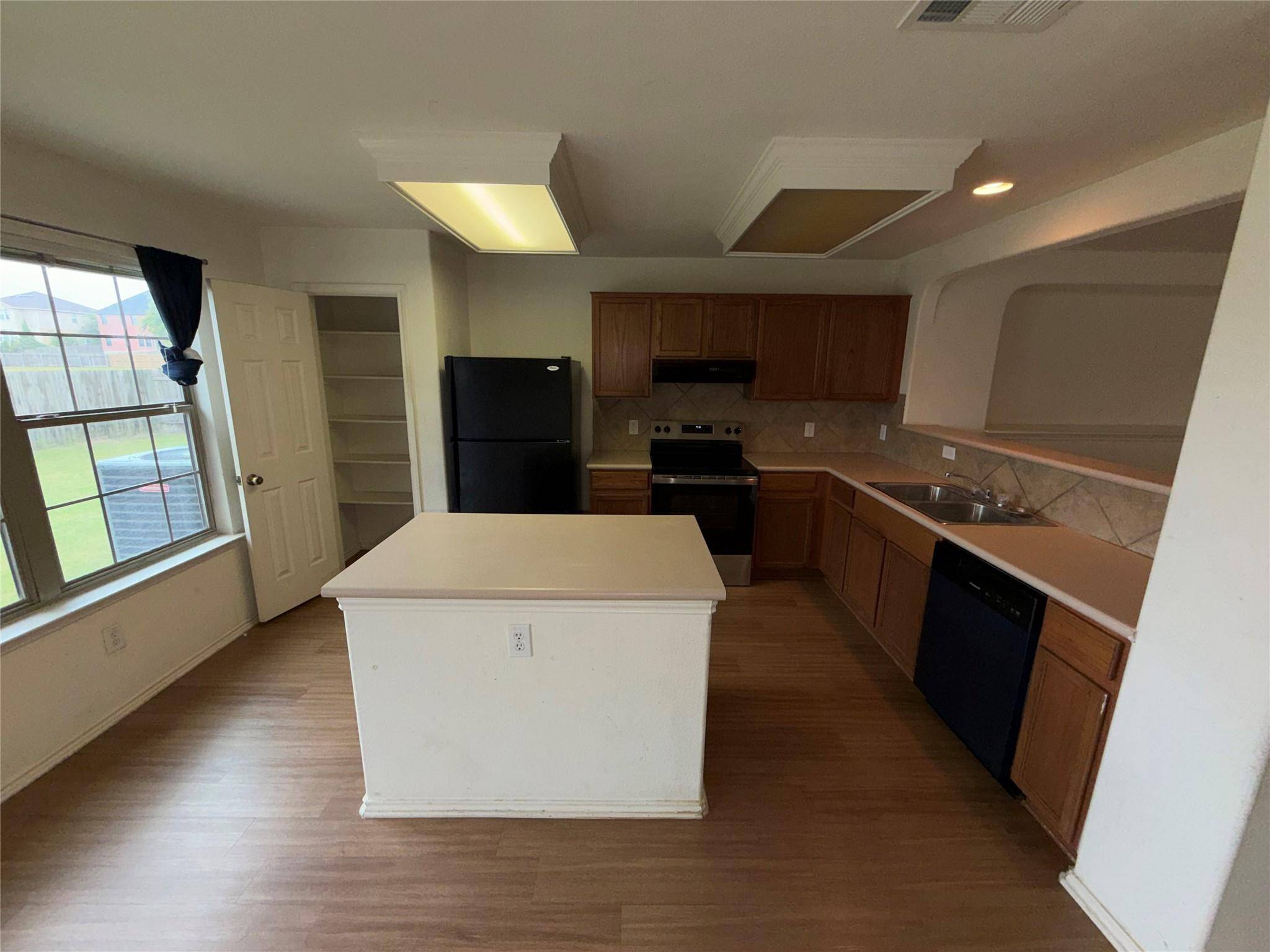 621 Dark Tree LN, Round Rock, TX 78664