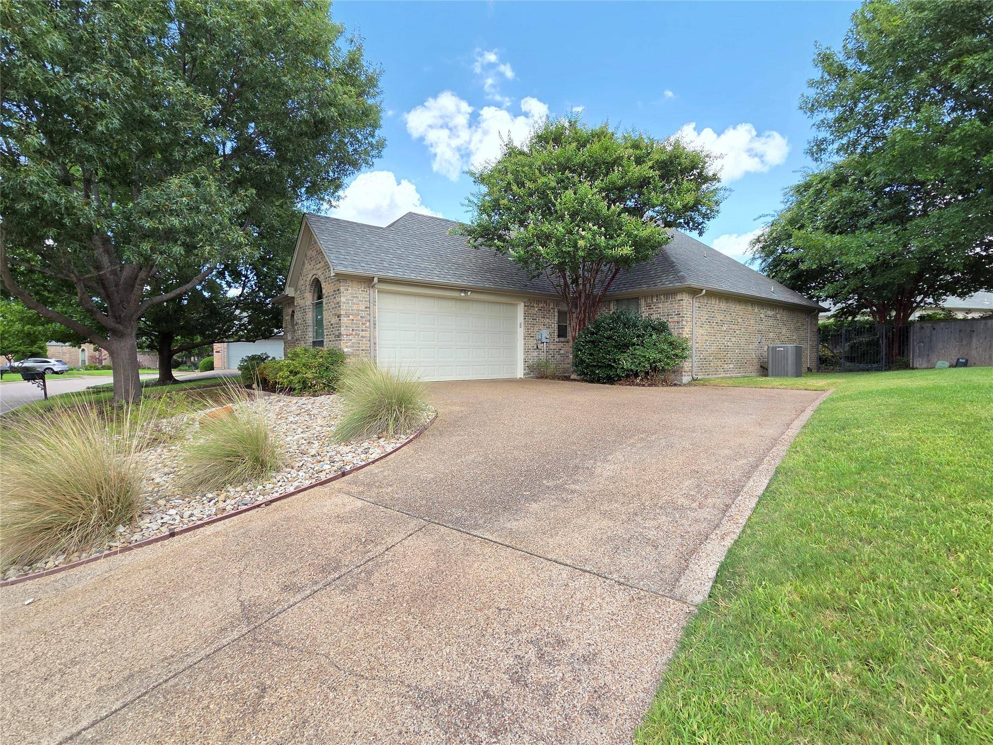 1121 Gabriel LN, Fort Worth, TX 76116
