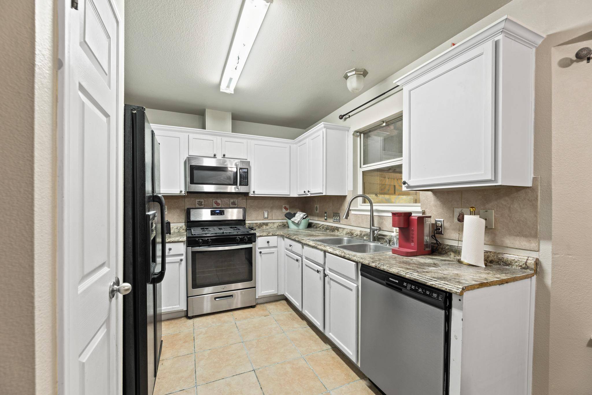 500 Morning Dove DR, Hutto, TX 78634