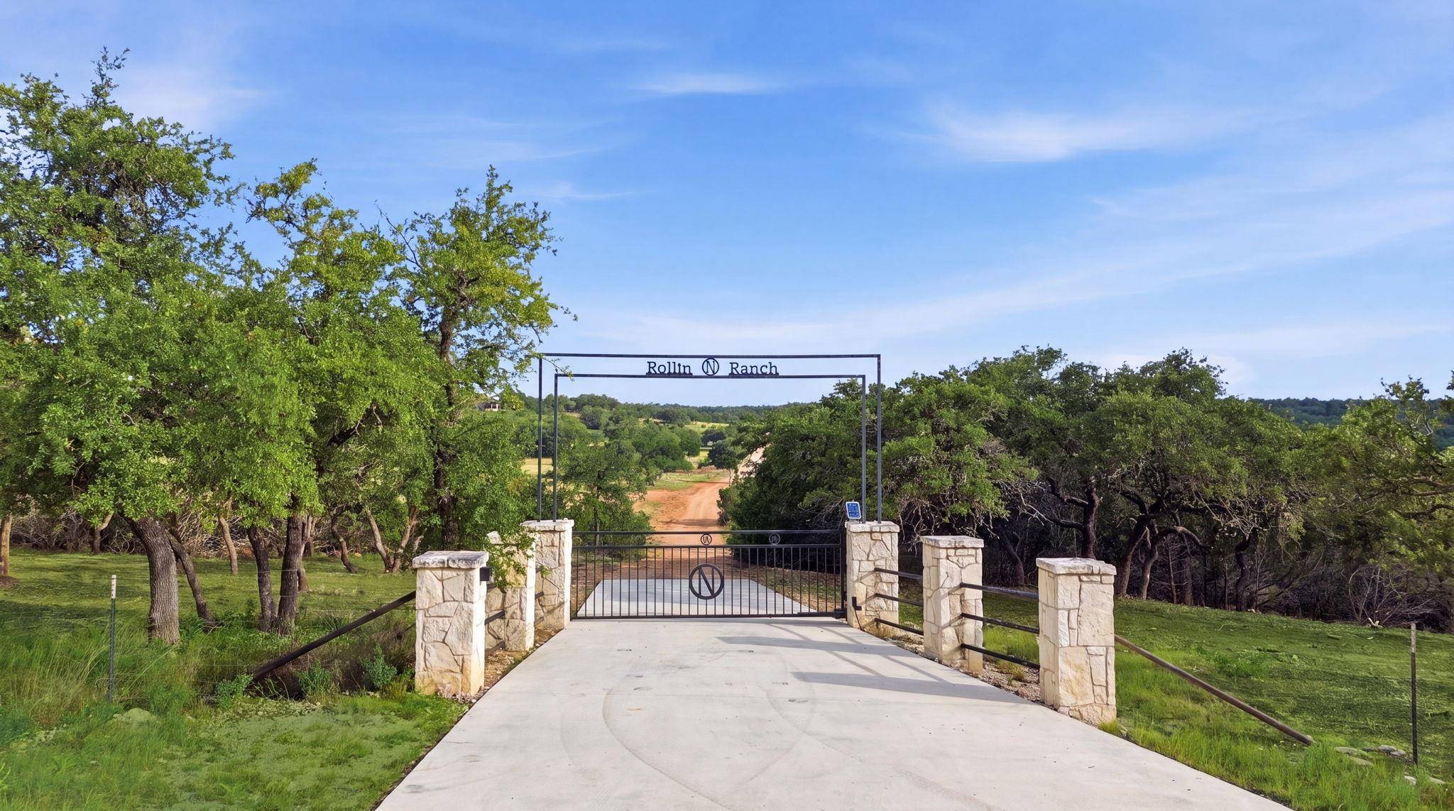 271 ROLLIN N RANCH RD RD, Blanco, TX 78606