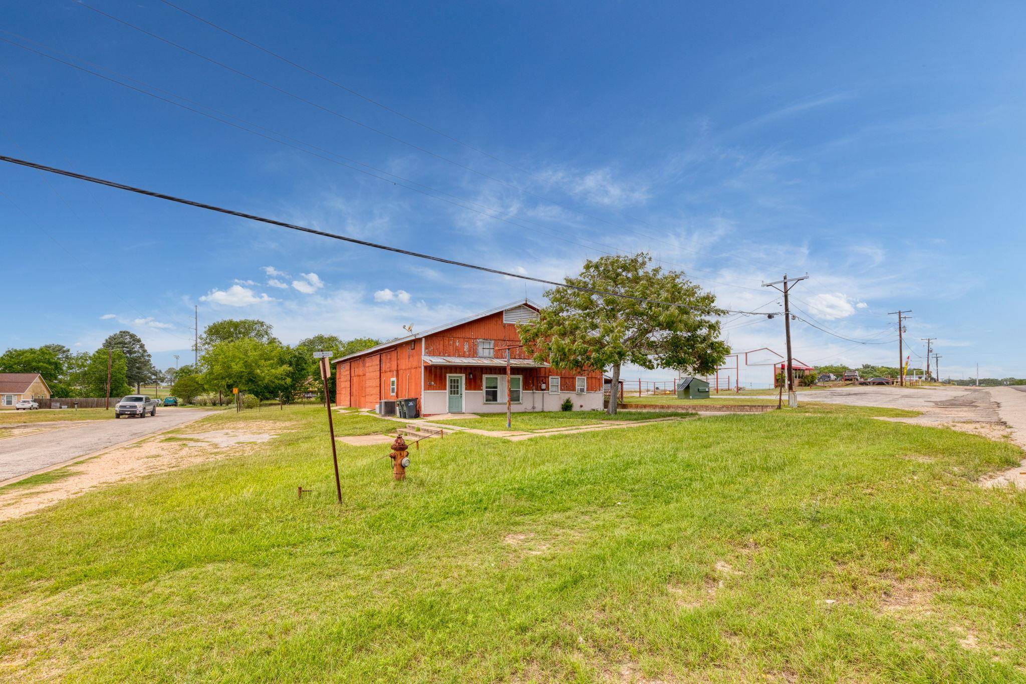 805 N Magnolia Ave, Luling, TX 78648