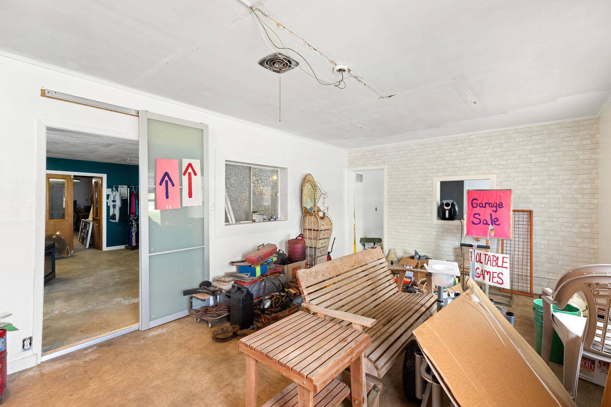 805 N Magnolia Ave, Luling, TX 78648