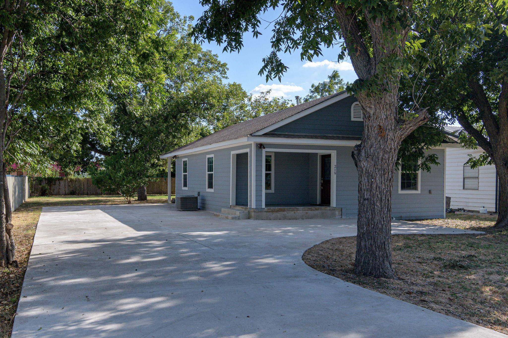 219 E Davilla ST, Bartlett, TX 76511