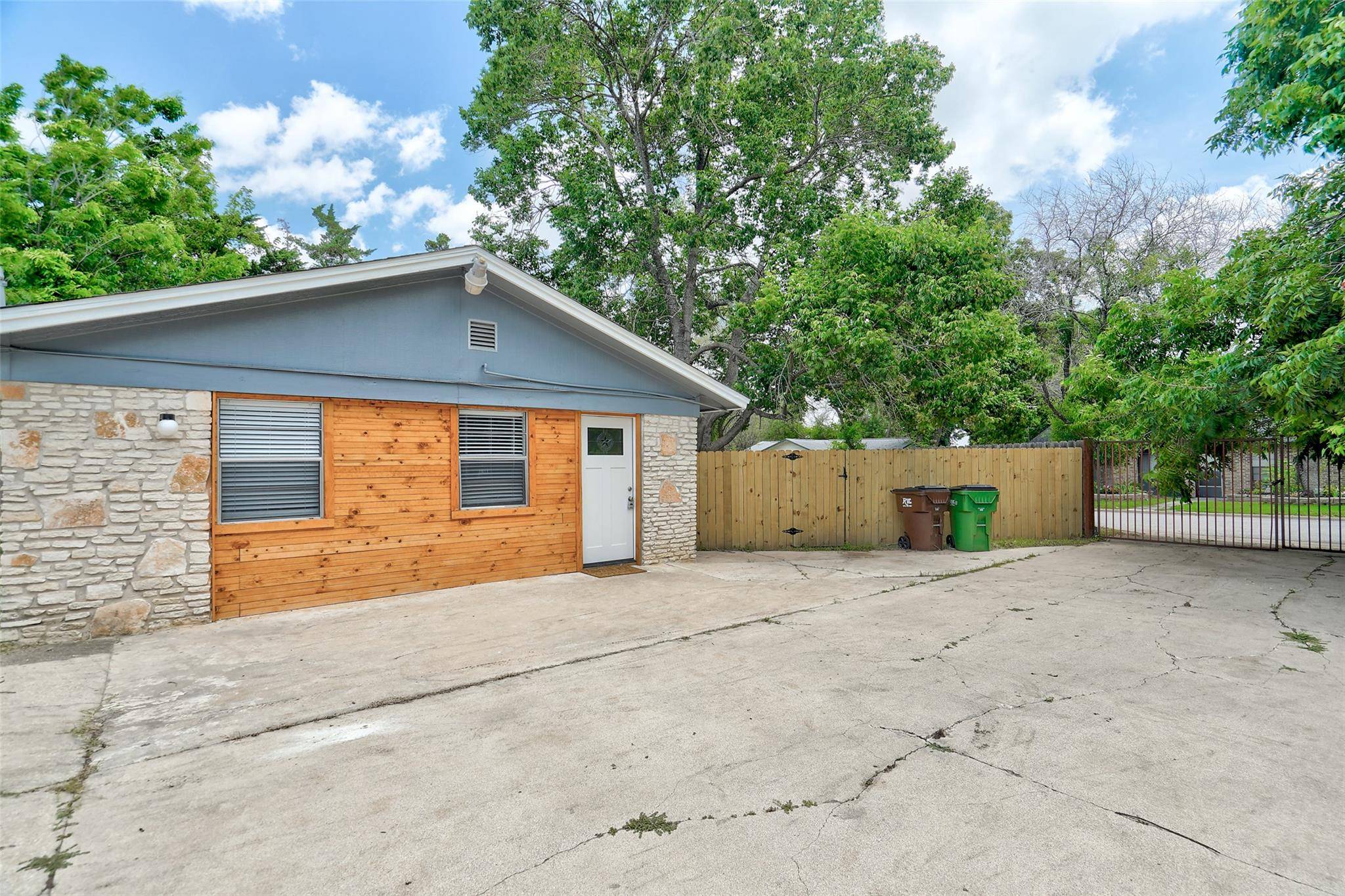 1806 Dixie LN, Round Rock, TX 78664