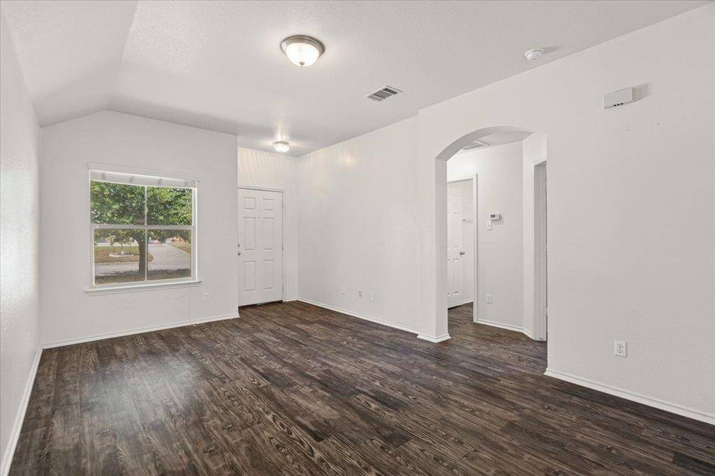 612 Amber LN, Jarrell, TX 76537