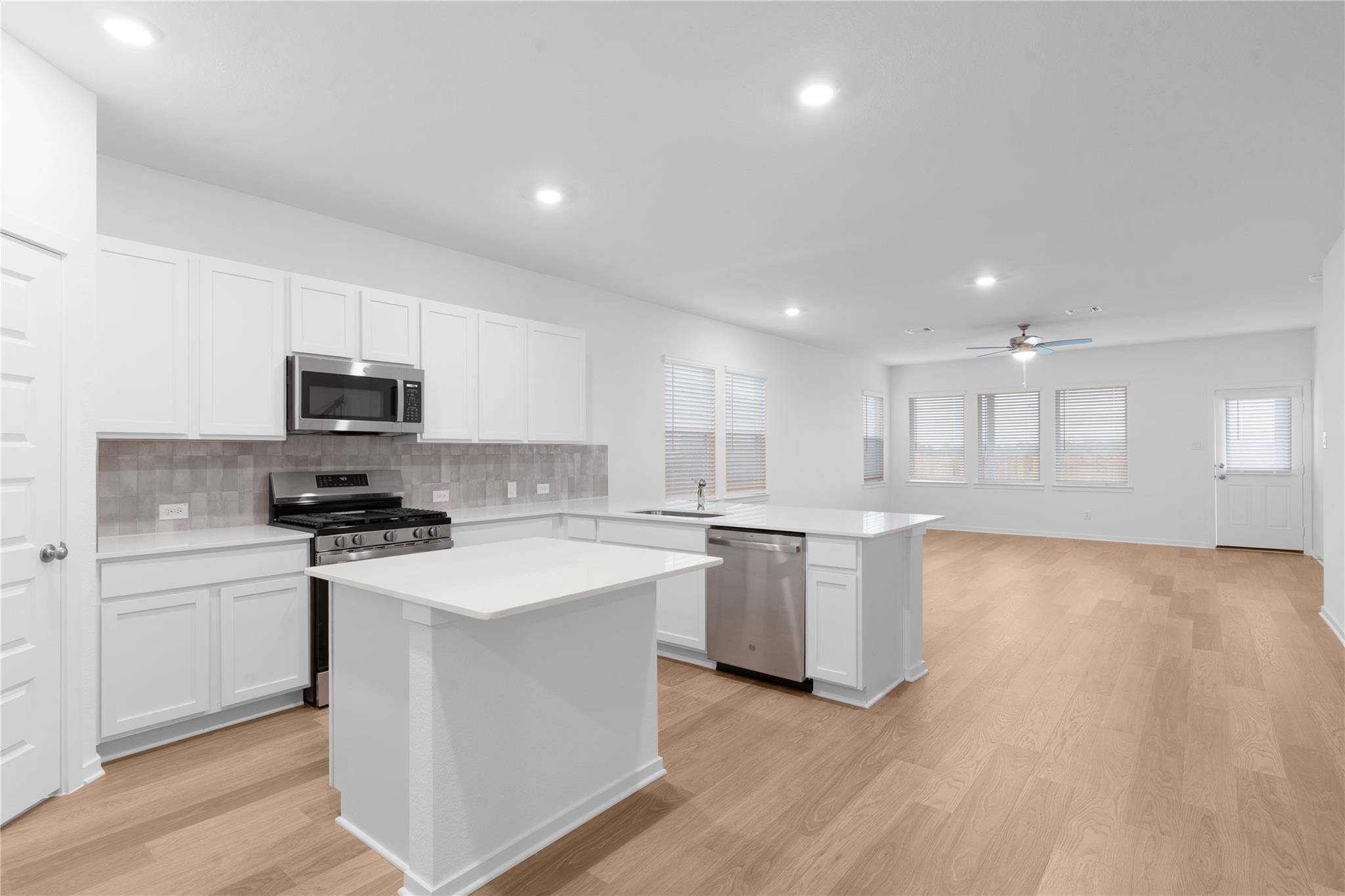 25521 Flora Bella LN, Elgin, TX 78621