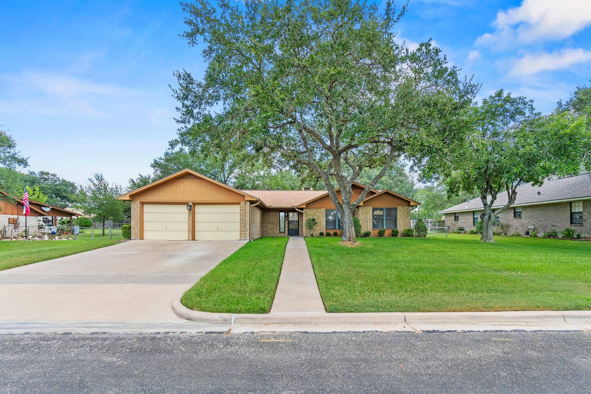 108 Meadow Creek DR, Schulenburg, TX 78956