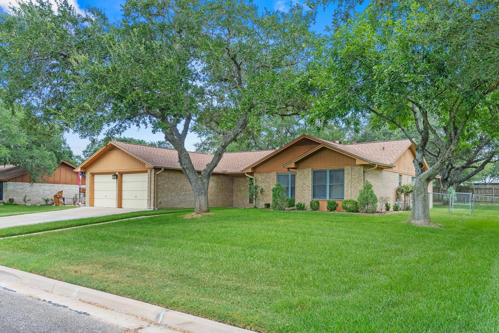 108 Meadow Creek DR, Schulenburg, TX 78956