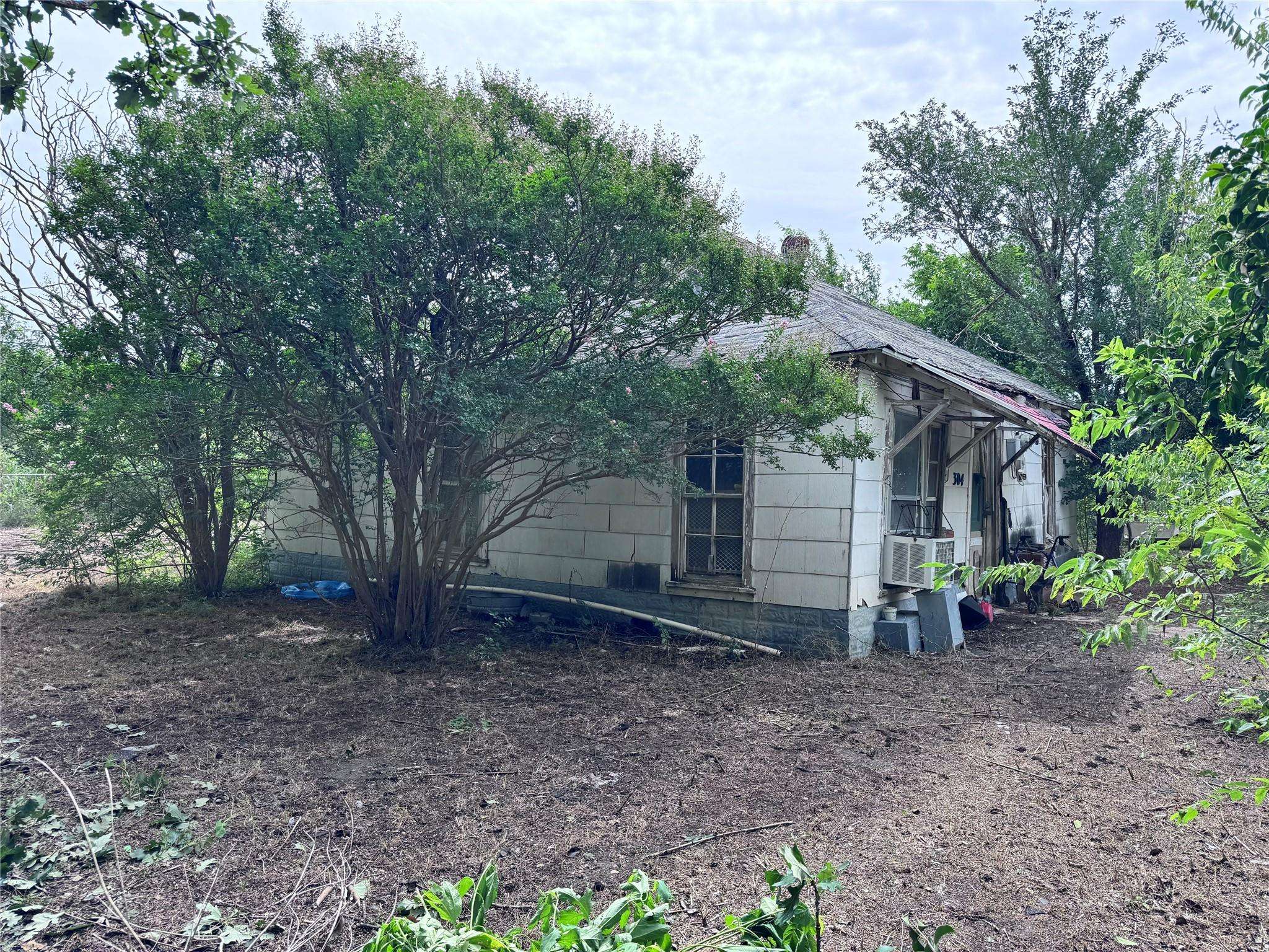 304 E Prairie Ave, Rogers, TX 76569