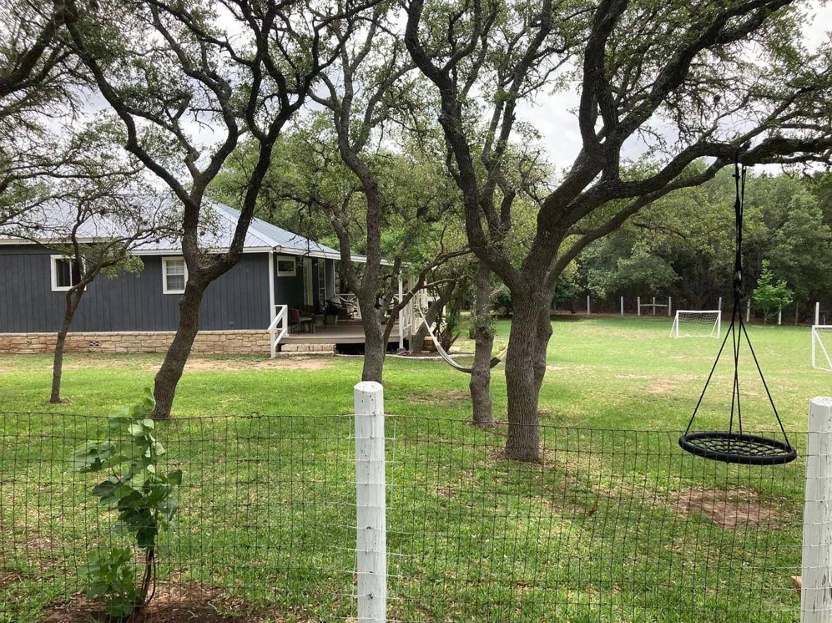 285 Heitzler LN, Driftwood, TX 78619