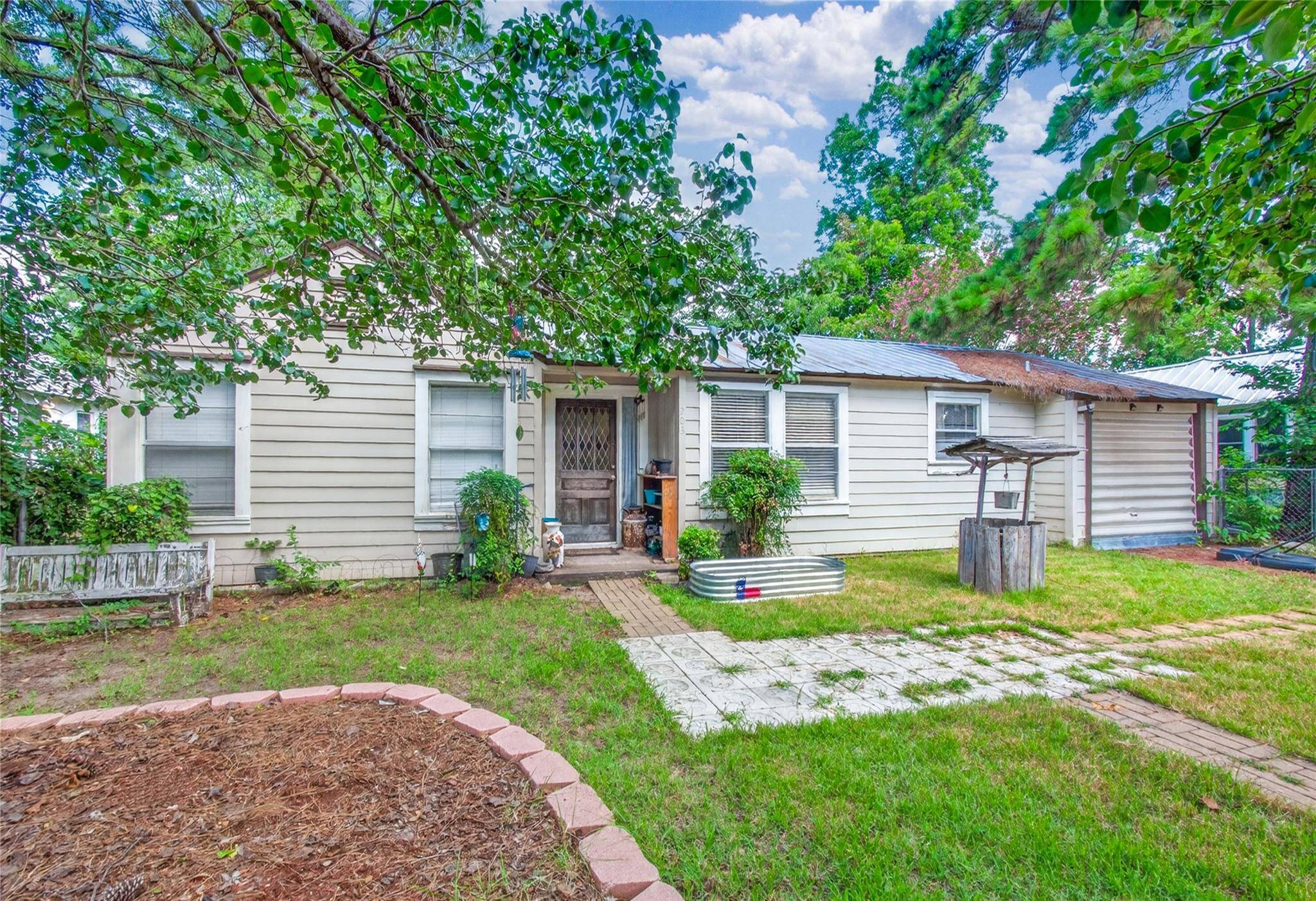 203 Hudgins ST, Smithville, TX 78957