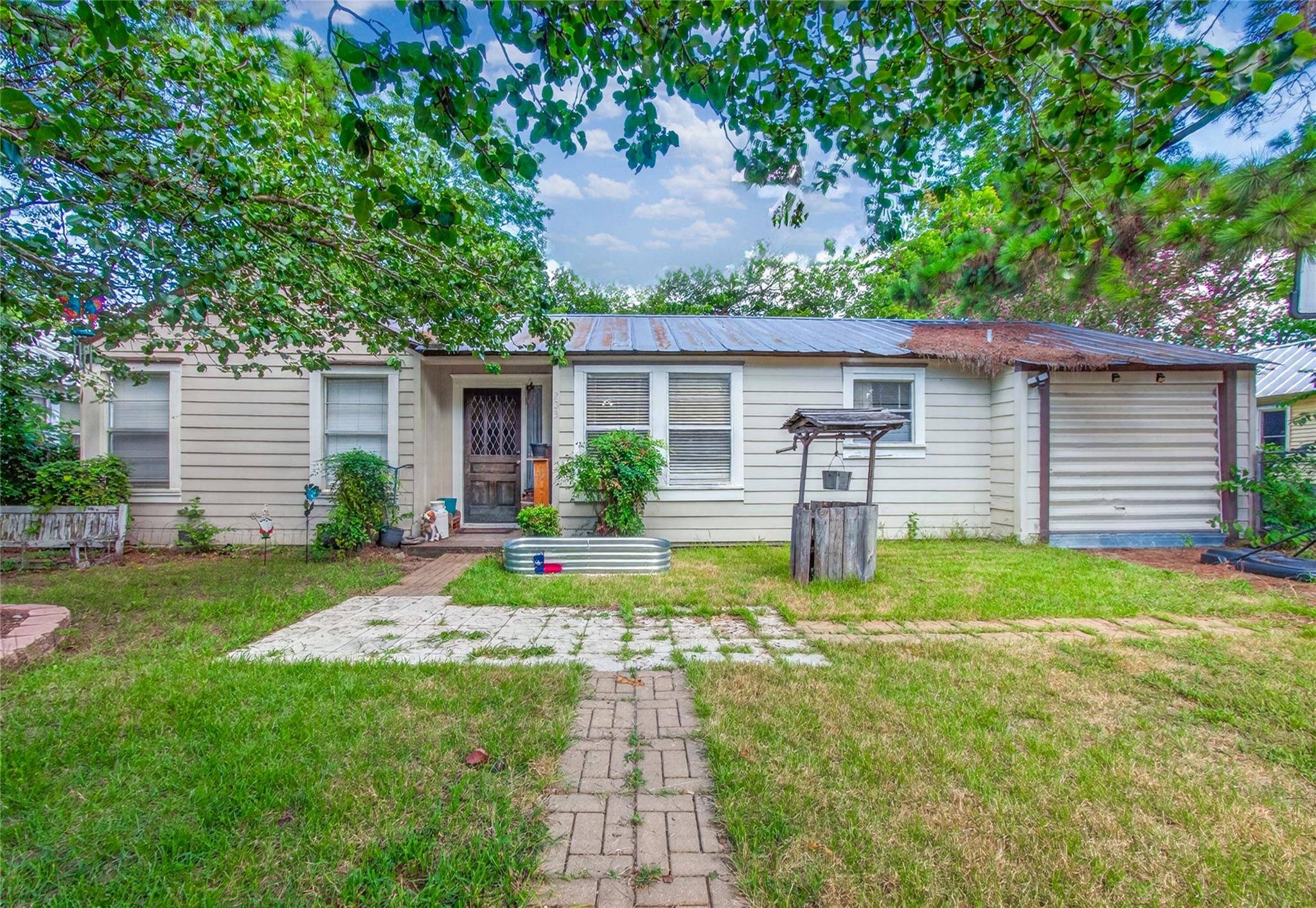 203 Hudgins ST, Smithville, TX 78957