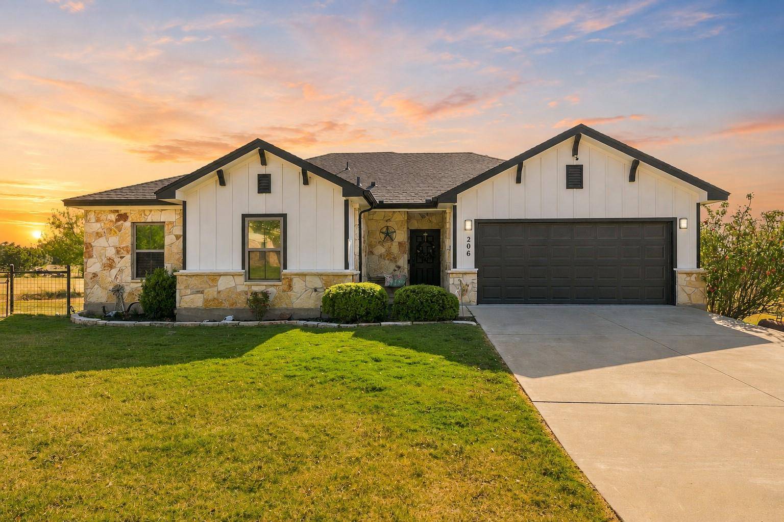206 Brizendine Ave, Florence, TX 76527