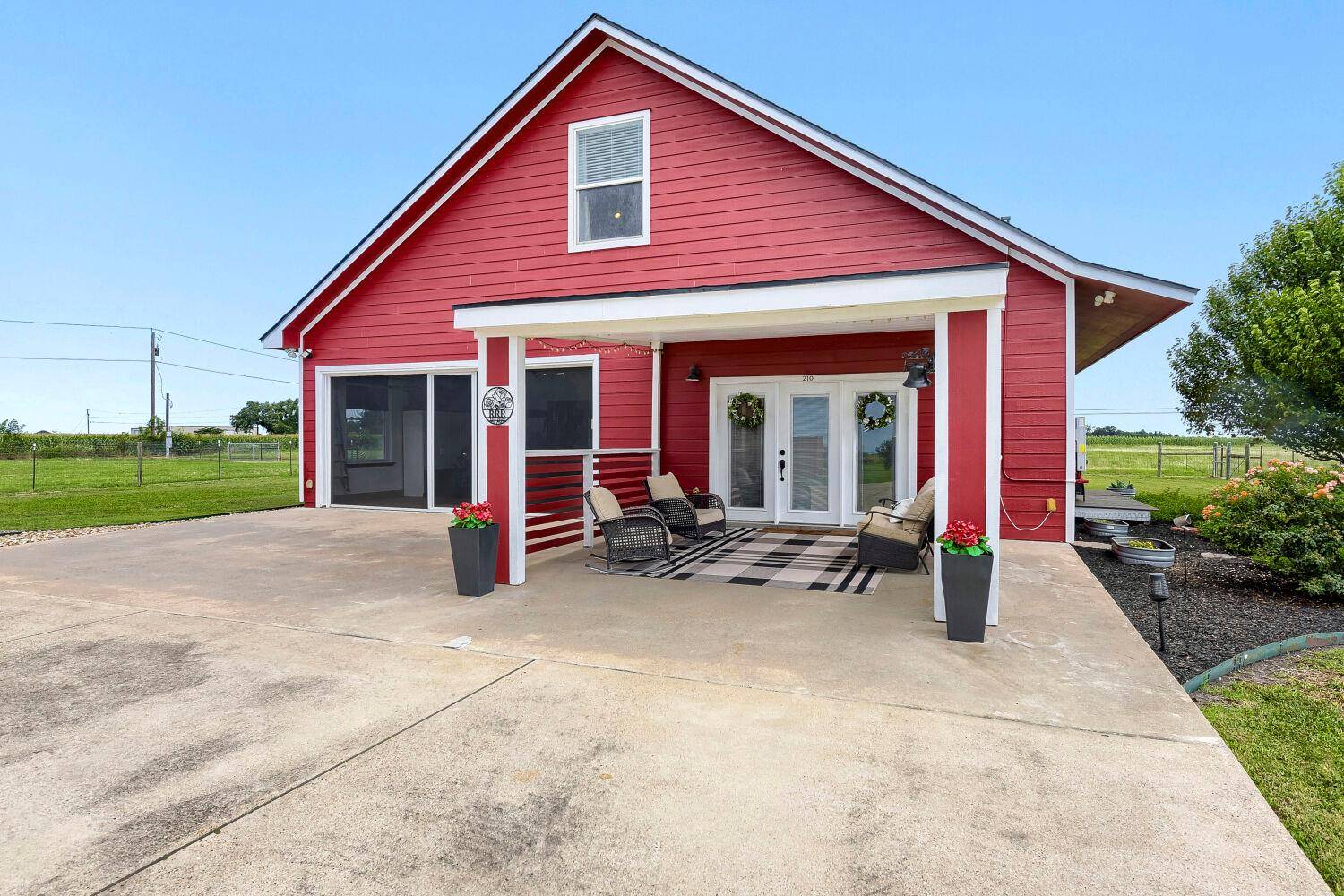 210 Battleground CIR, Taylor, TX 76574