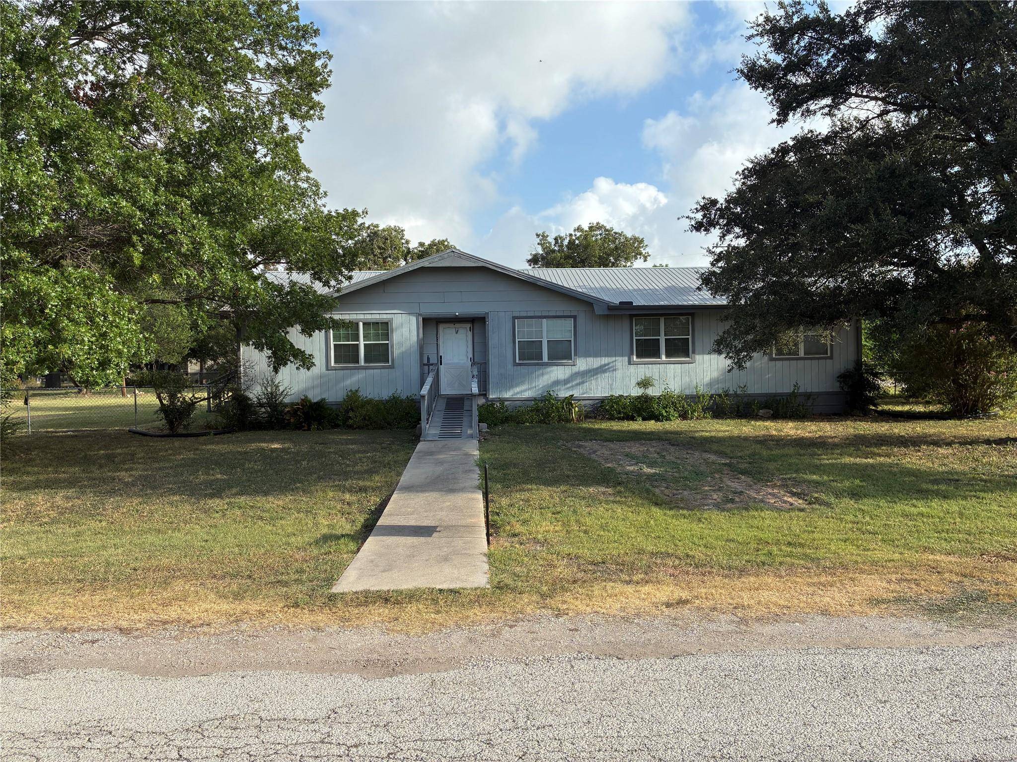 705 E Umlang ST, Thorndale, TX 76577